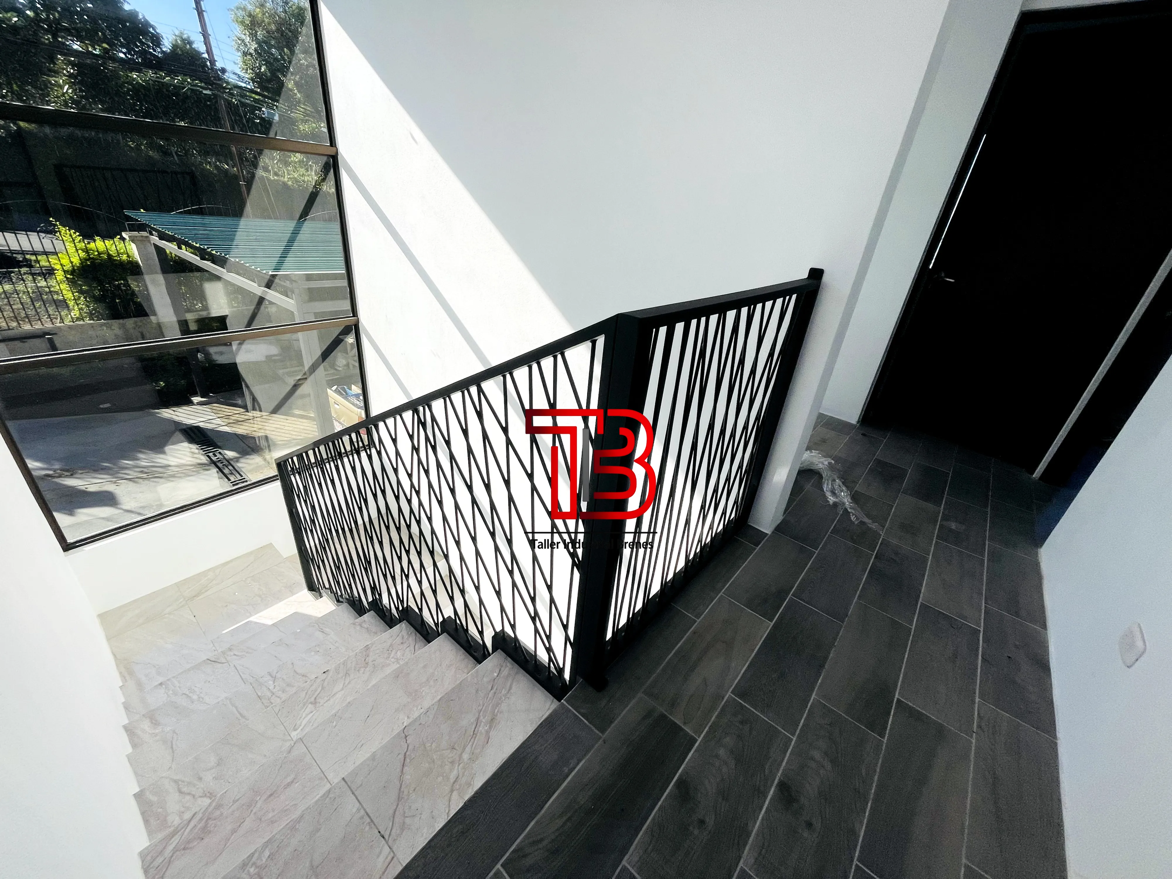 Baranda de Escalera Interior con Diseño "Entramado" Geométrico en Negro Mate - Vista 1