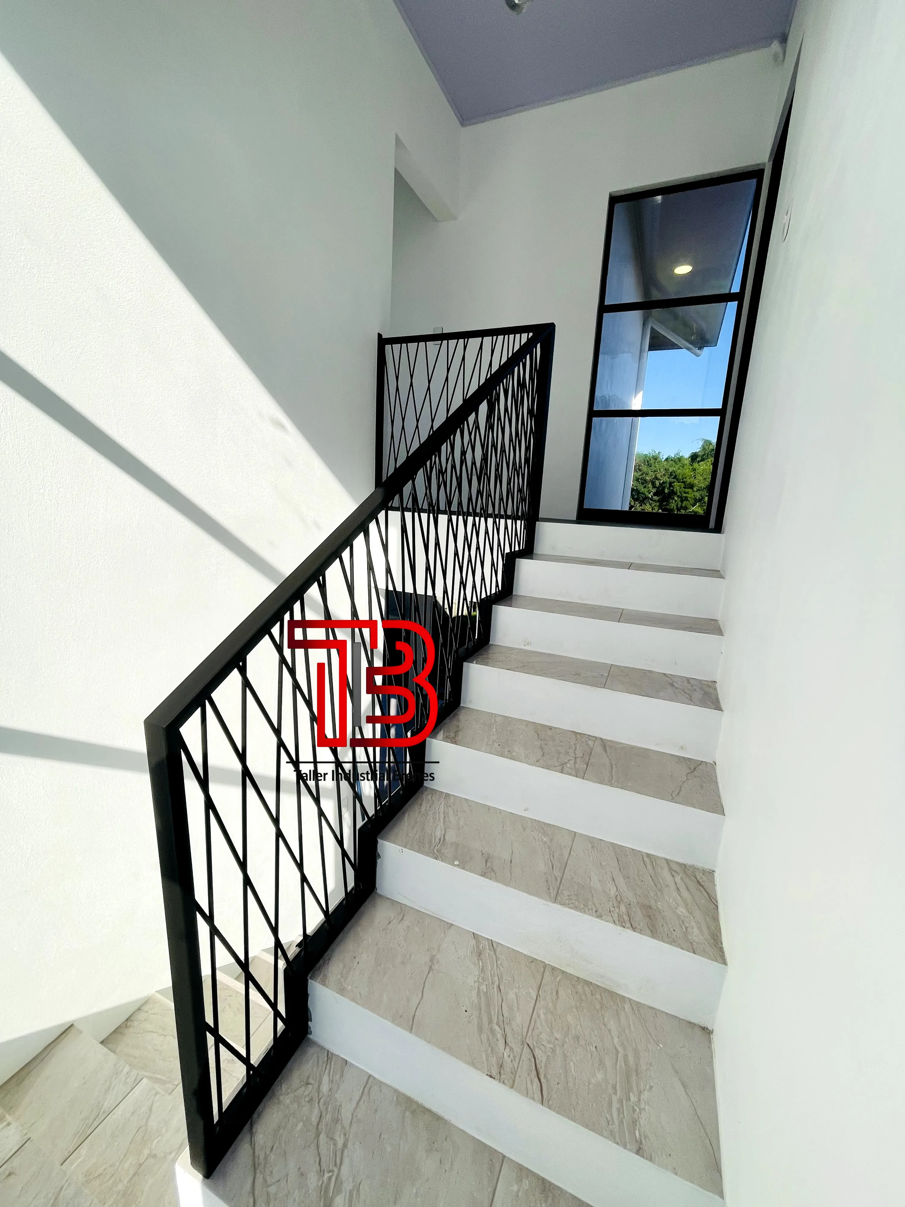 Baranda de Escalera Interior con Diseño "Entramado" Geométrico en Negro Mate - Vista 3