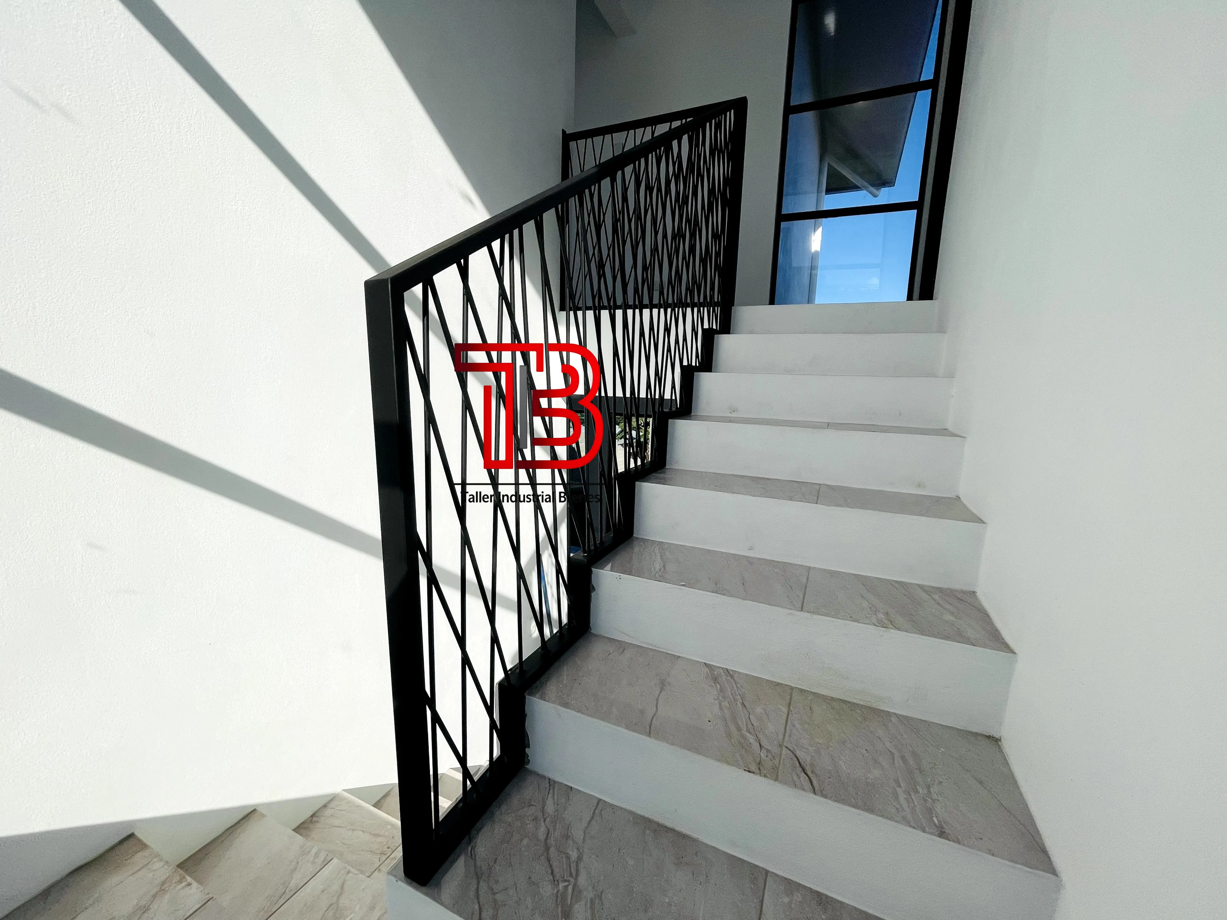 Baranda de Escalera Interior con Diseño "Entramado" Geométrico en Negro Mate - Vista 4