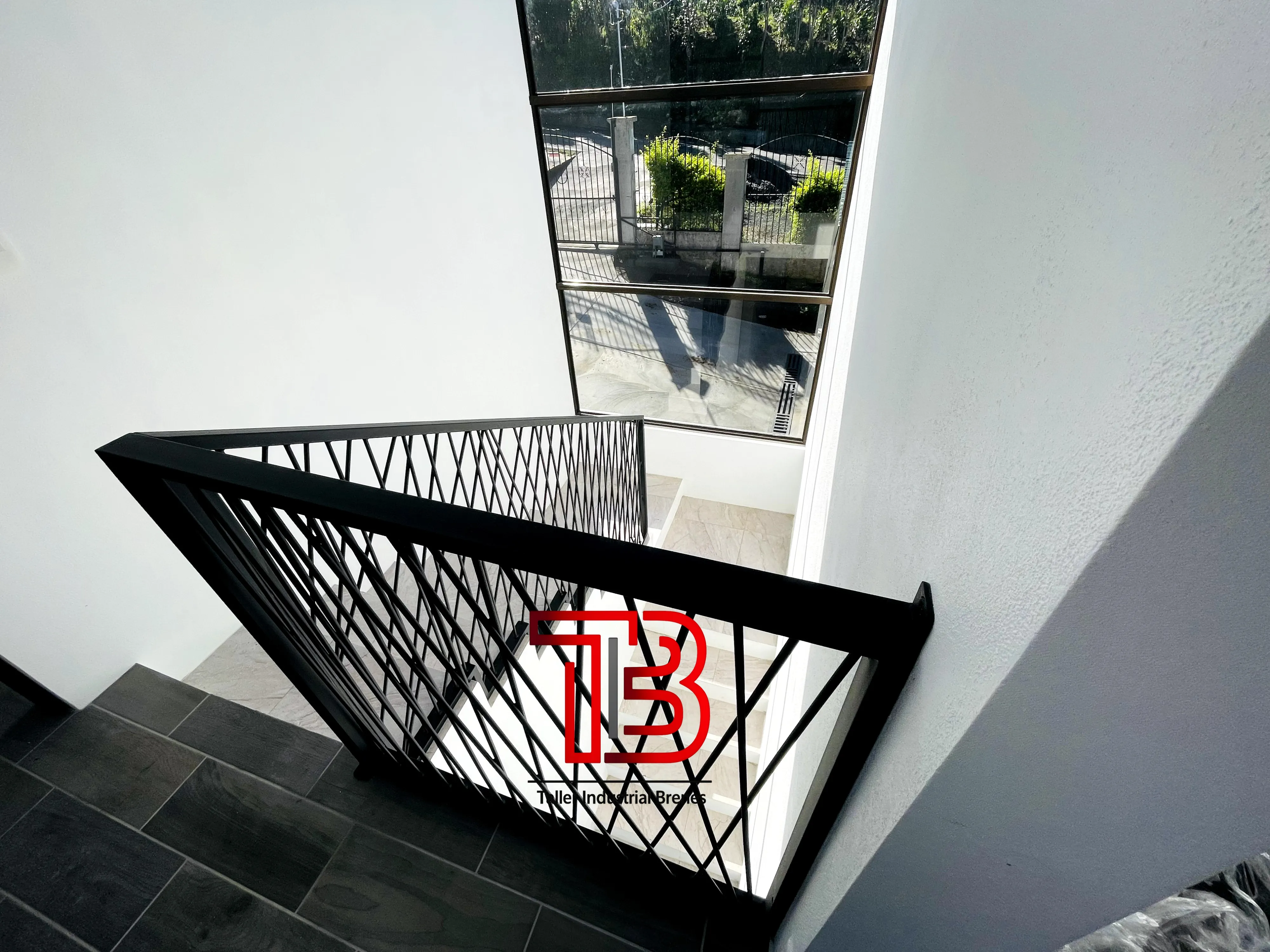 Baranda de Escalera Interior con Diseño "Entramado" Geométrico en Negro Mate - Vista 5