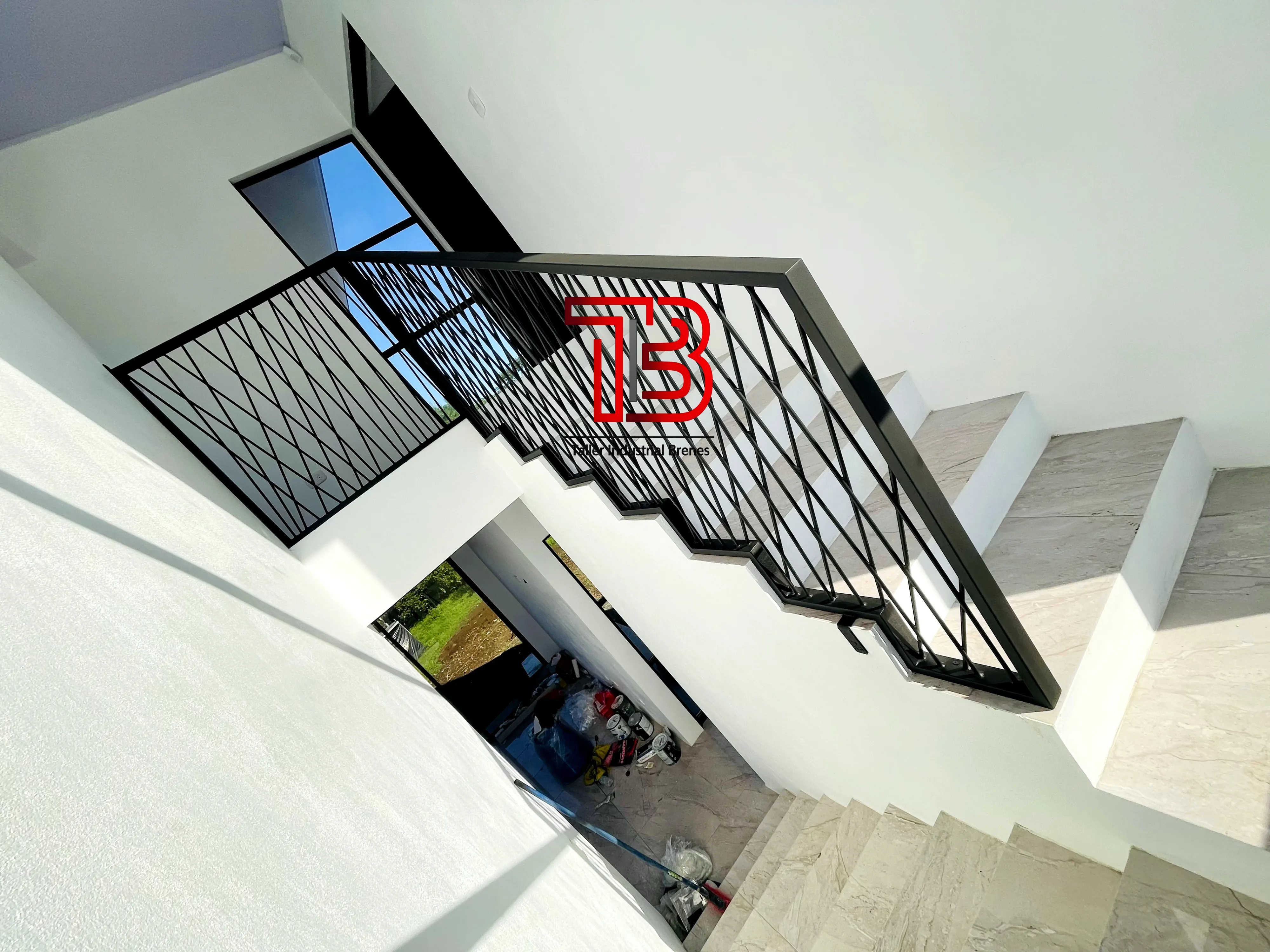 Baranda de Escalera Interior con Diseño "Entramado" Geométrico en Negro Mate - Vista 2