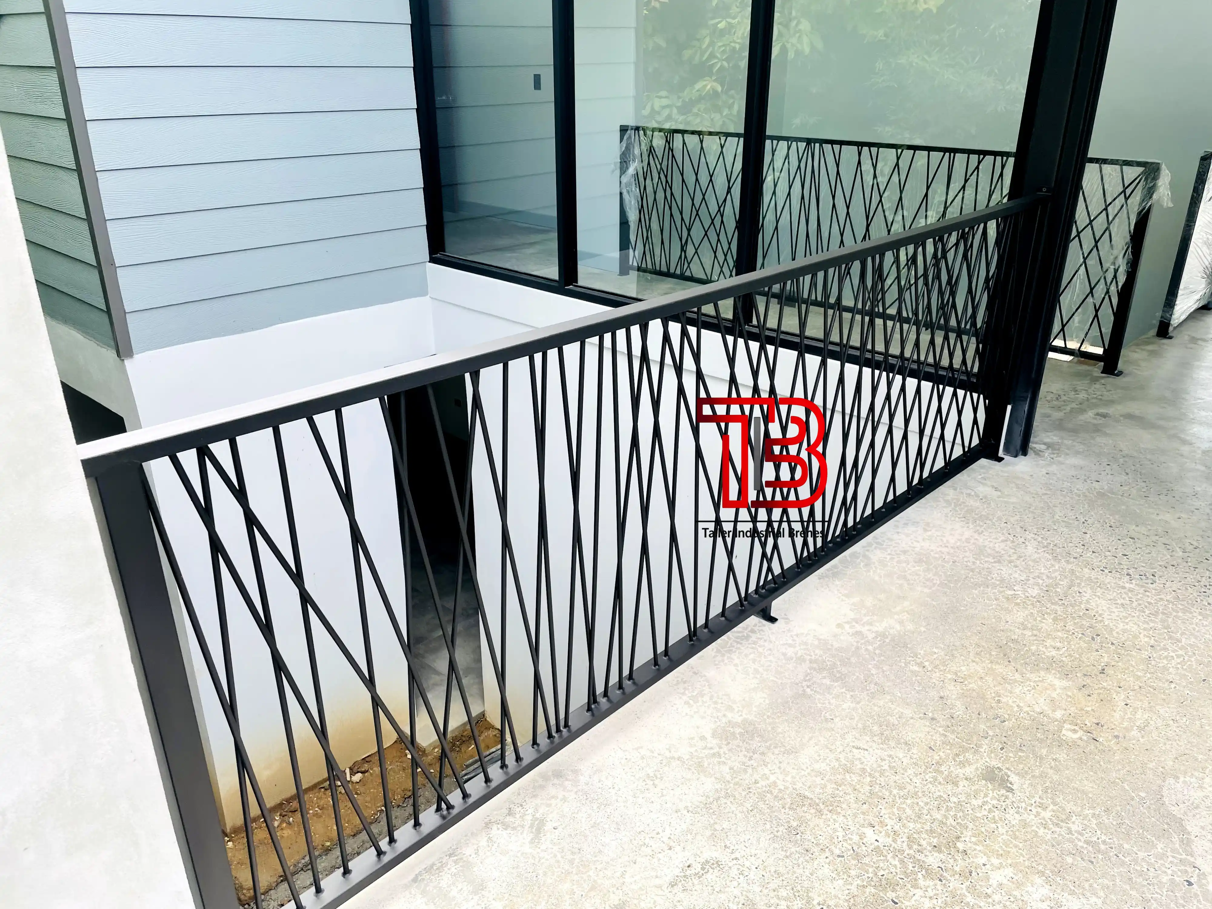 Barandas Arquitectónicas con Diseño Geométrico "Entrecruzado" para Puente y Exteriores - Vista 1