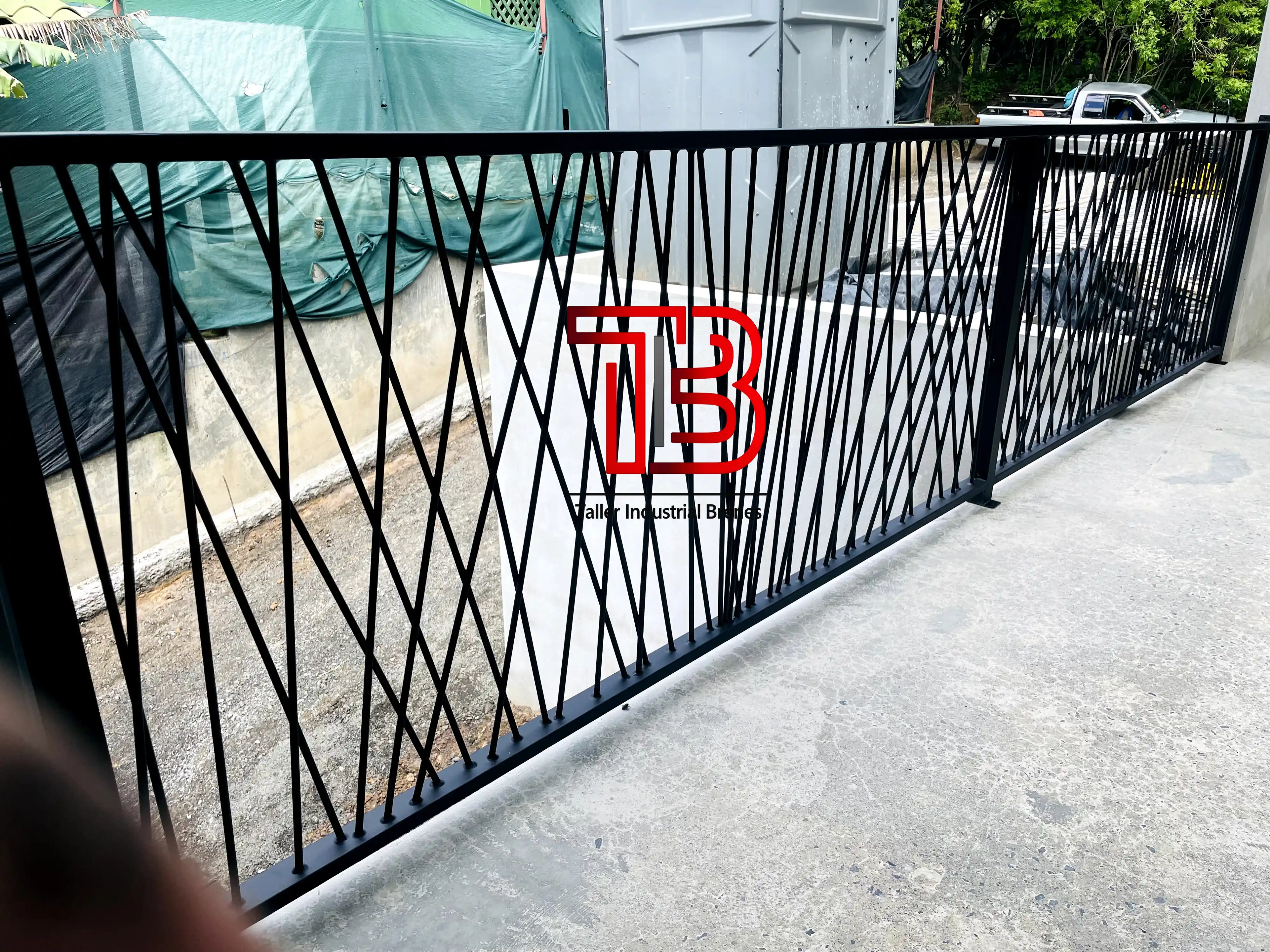 Barandas Arquitectónicas con Diseño Geométrico "Entrecruzado" para Puente y Exteriores - Vista 2