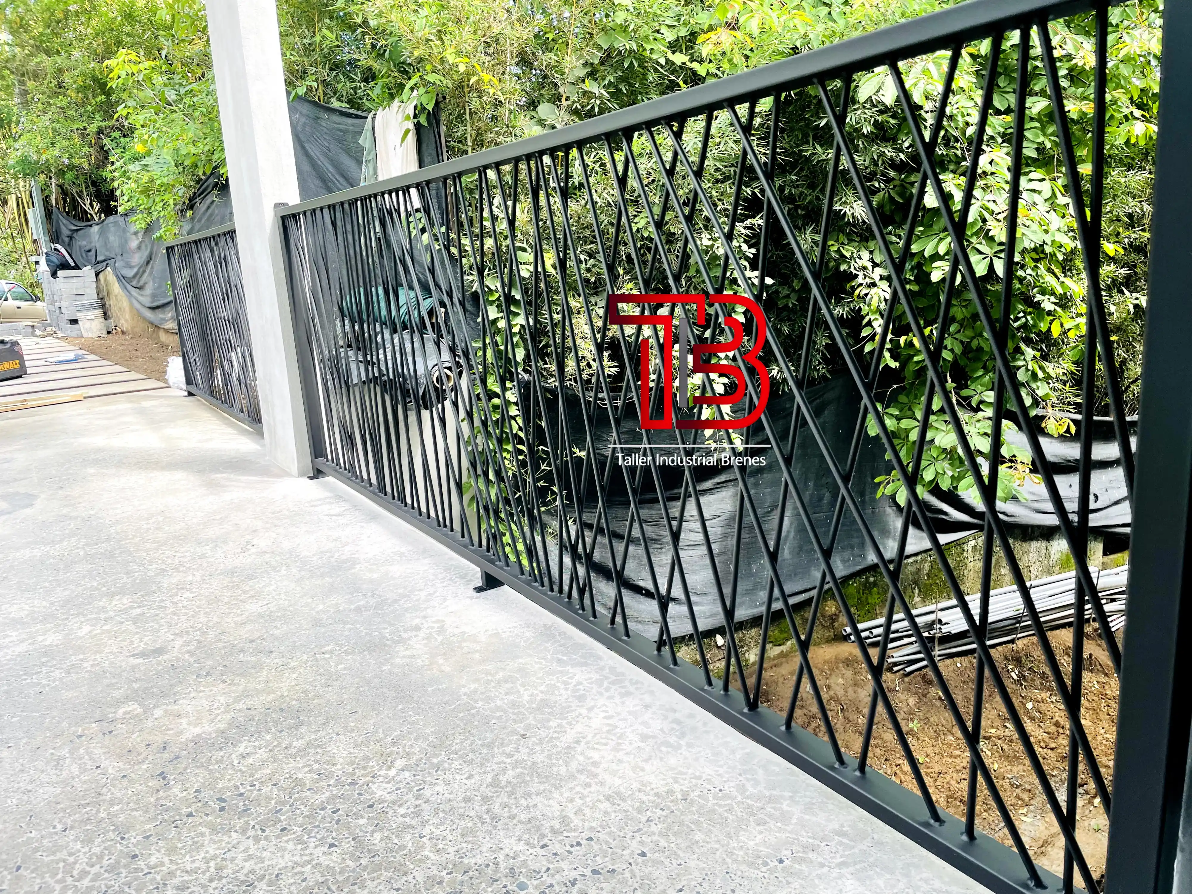 Barandas Arquitectónicas con Diseño Geométrico "Entrecruzado" para Puente y Exteriores - Vista 4