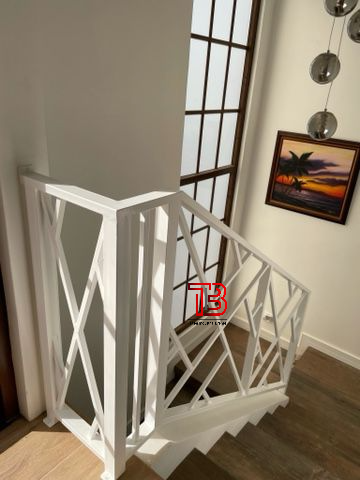 Baranda de Escalera Blanca con Diseño Geométrico Moderno - Vista 2