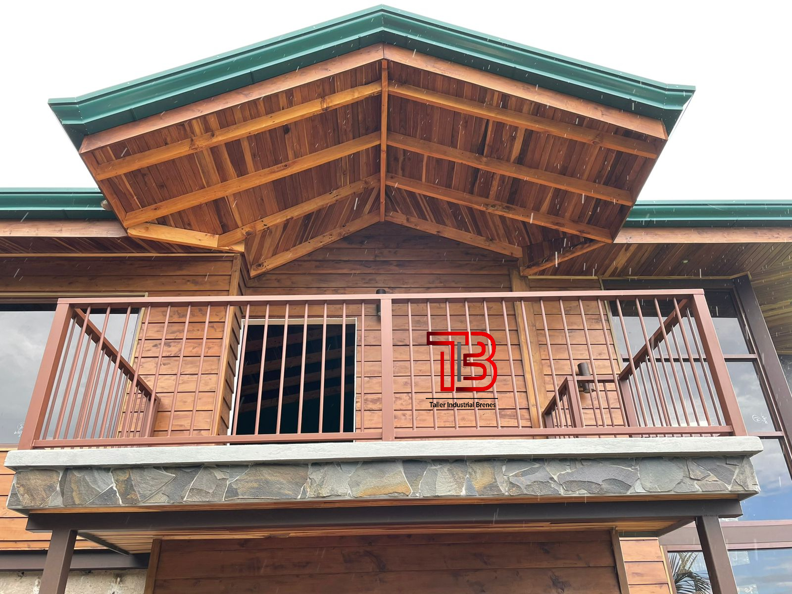 Proyecto Integral: Barandas en Tono Café para Cabaña de Madera - Vista 1