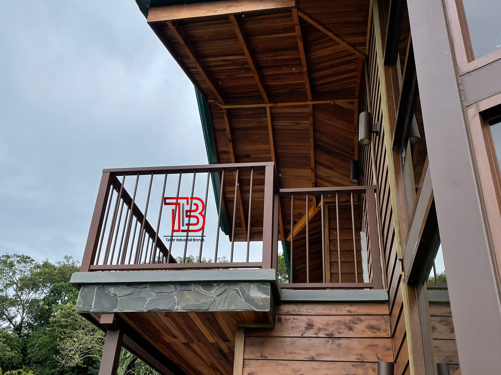 Proyecto Integral: Barandas en Tono Café para Cabaña de Madera - Vista 2