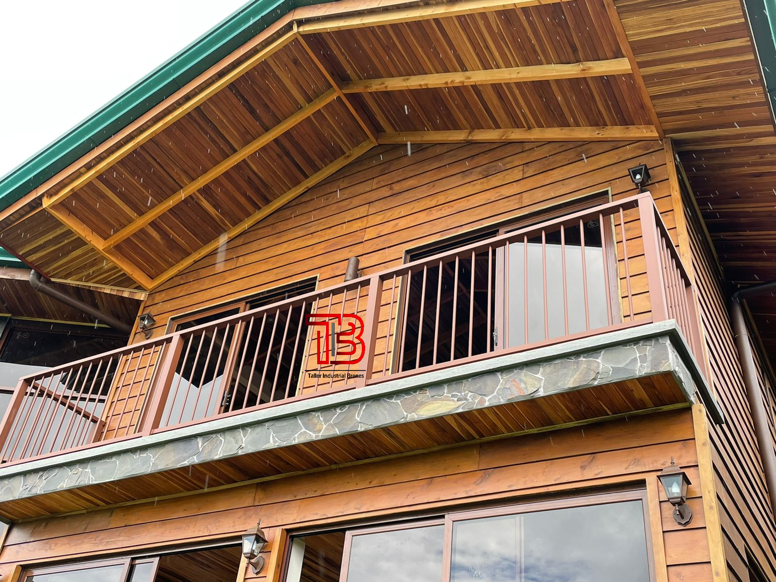 Proyecto Integral: Barandas en Tono Café para Cabaña de Madera - Vista 3