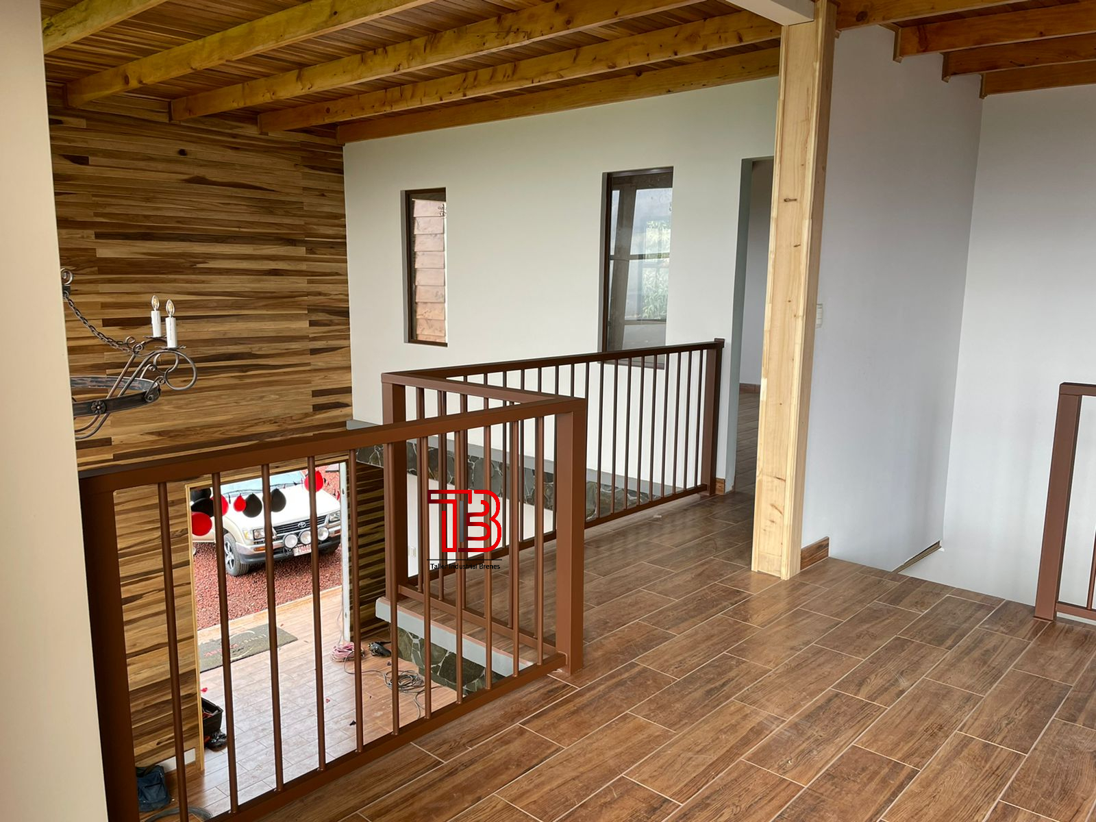 Proyecto Integral: Barandas en Tono Café para Cabaña de Madera - Vista 4