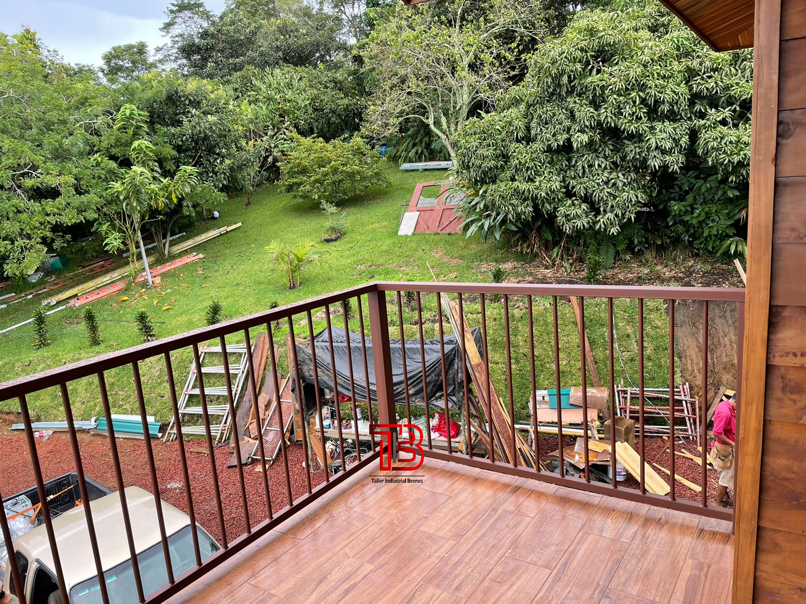 Proyecto Integral: Barandas en Tono Café para Cabaña de Madera - Vista 5