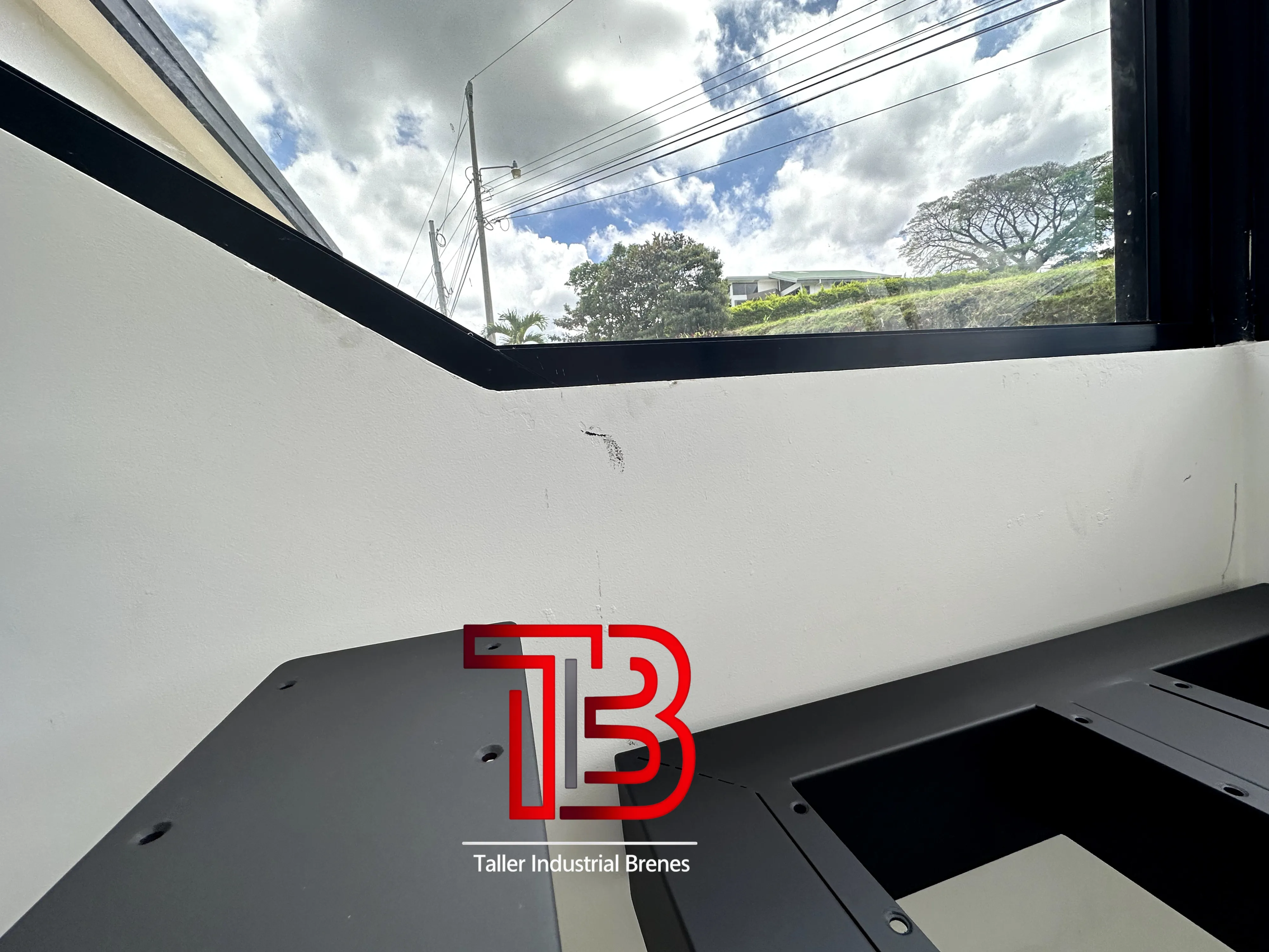 Estructura de Escalera Flotante con Viga Central Monolítica en Negro Mate - Vista 1