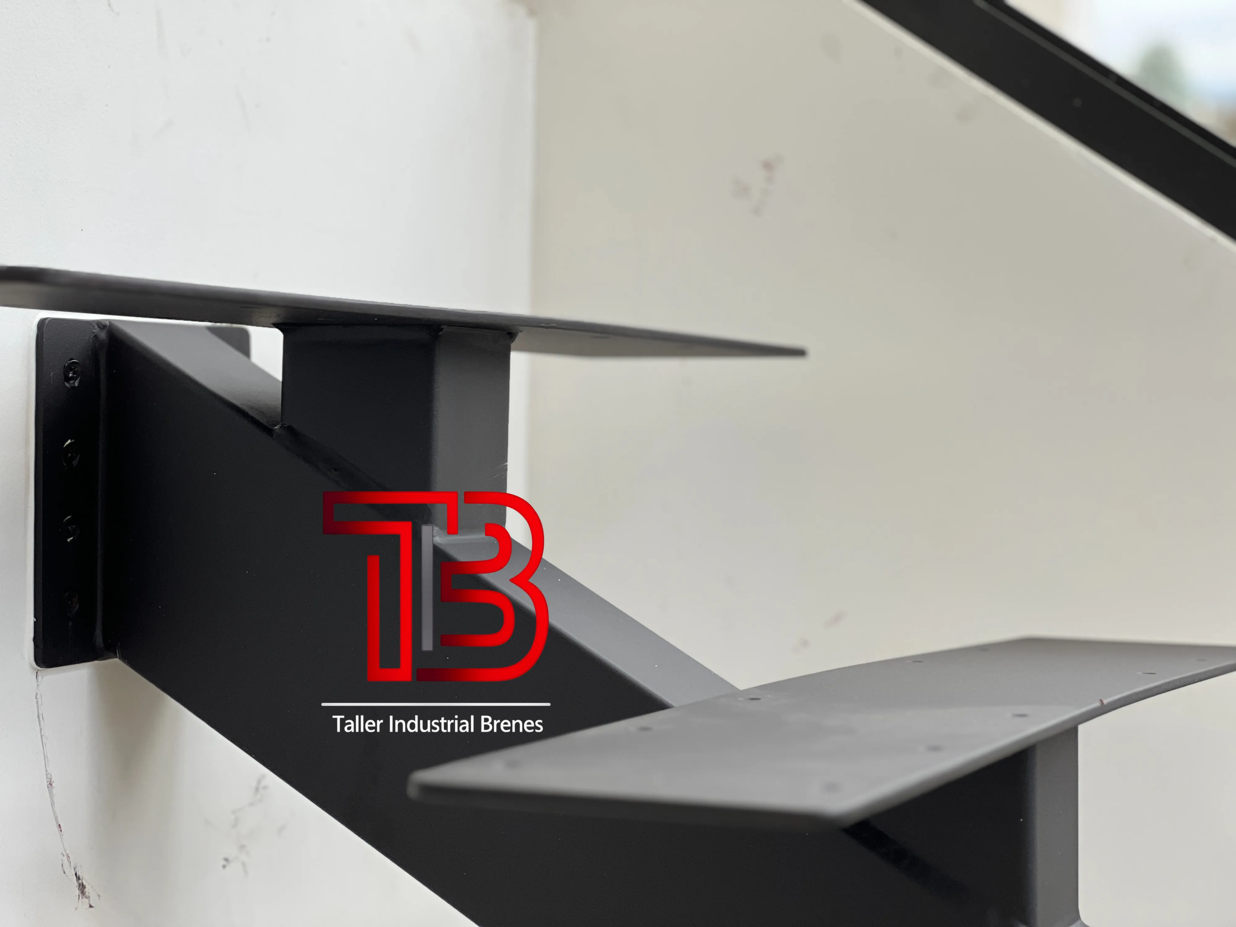 Estructura de Escalera Flotante con Viga Central Monolítica en Negro Mate - Vista 2