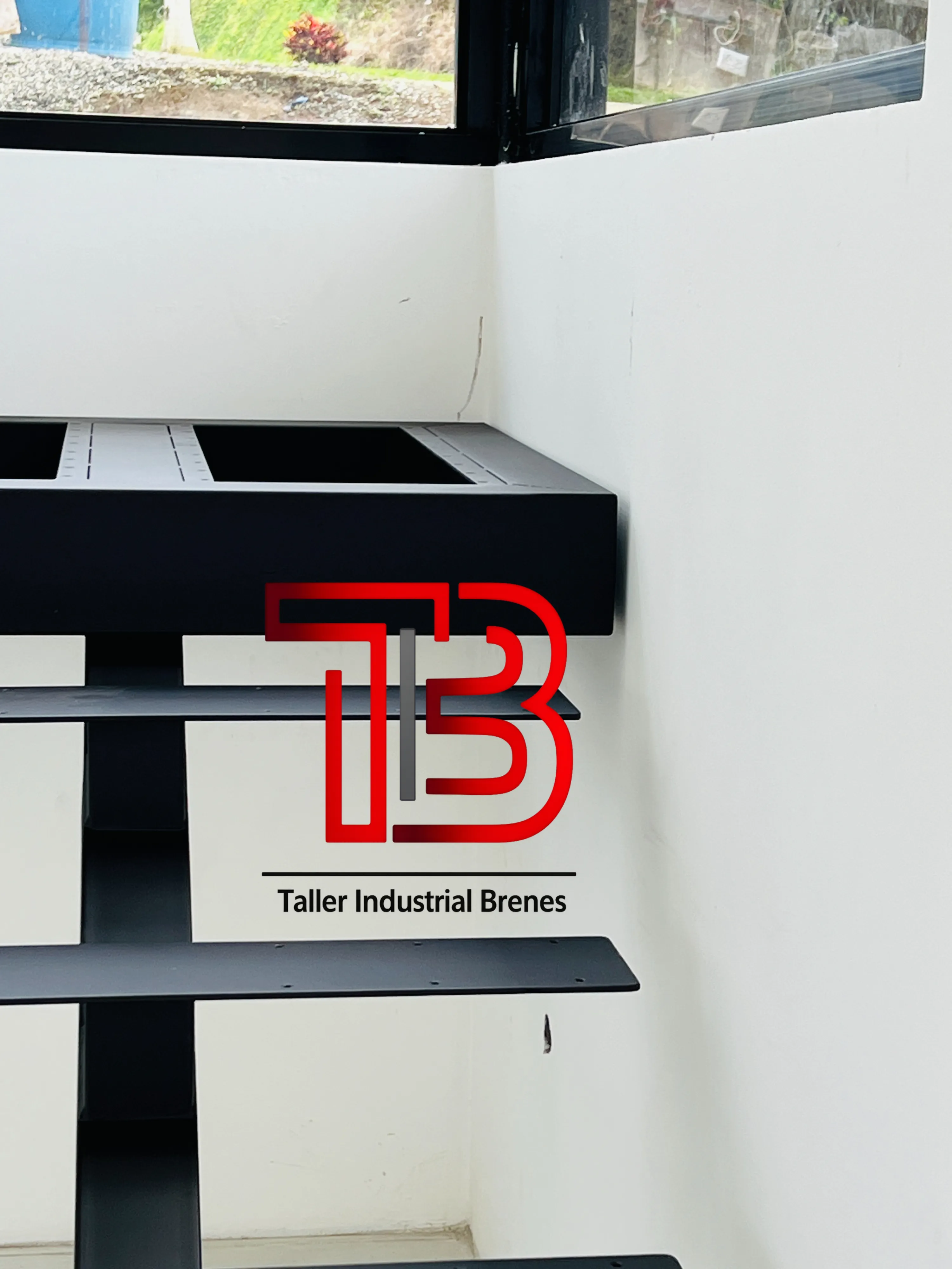 Estructura de Escalera Flotante con Viga Central Monolítica en Negro Mate - Vista 3