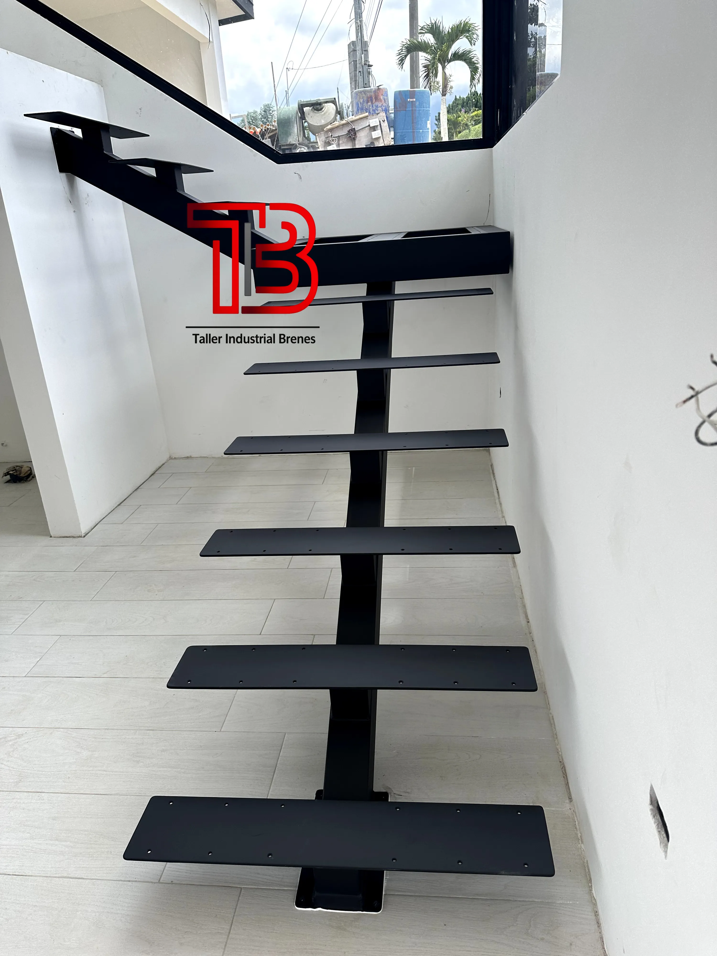 Estructura de Escalera Flotante con Viga Central Monolítica en Negro Mate - Vista 4