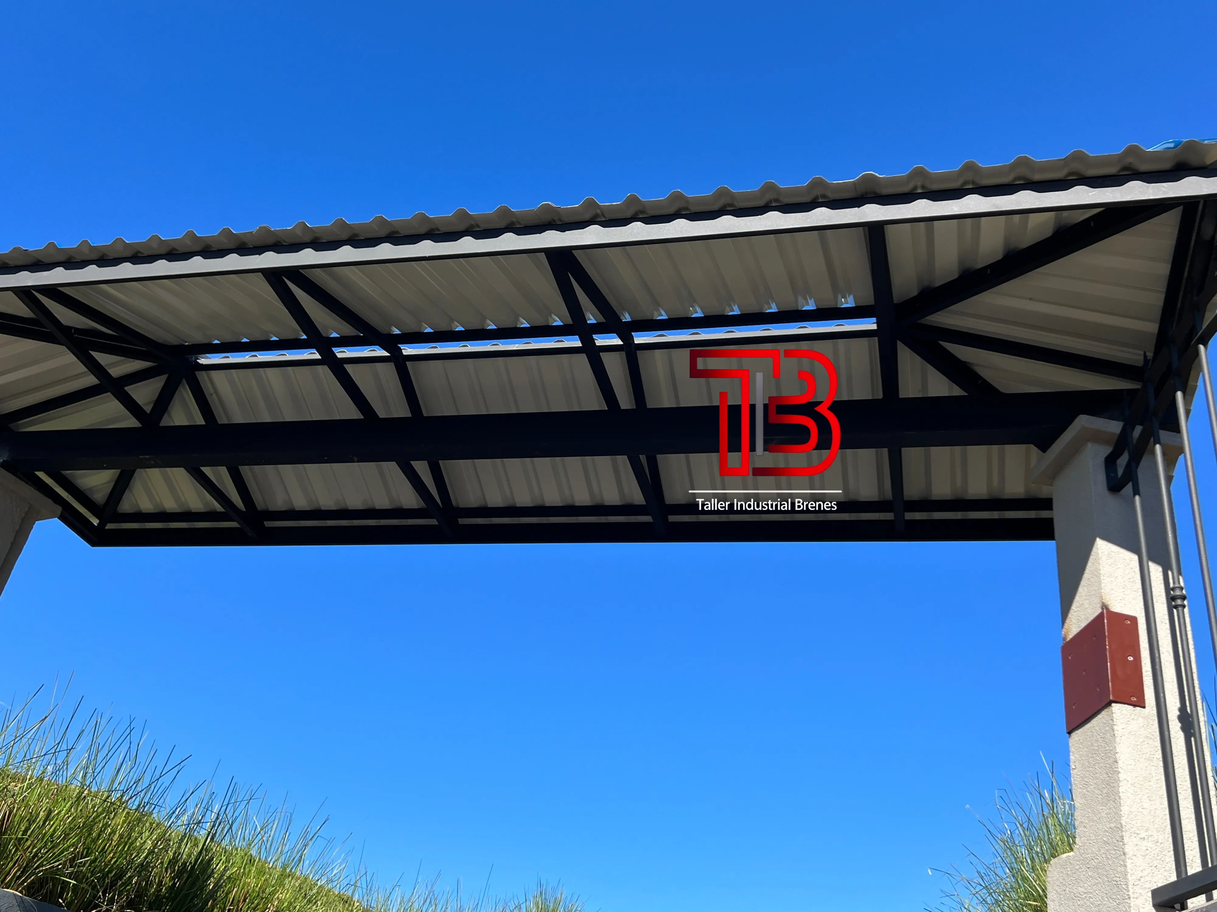 Fabricación y Montaje de Techo Estructural para Acceso Principal - Vista 1