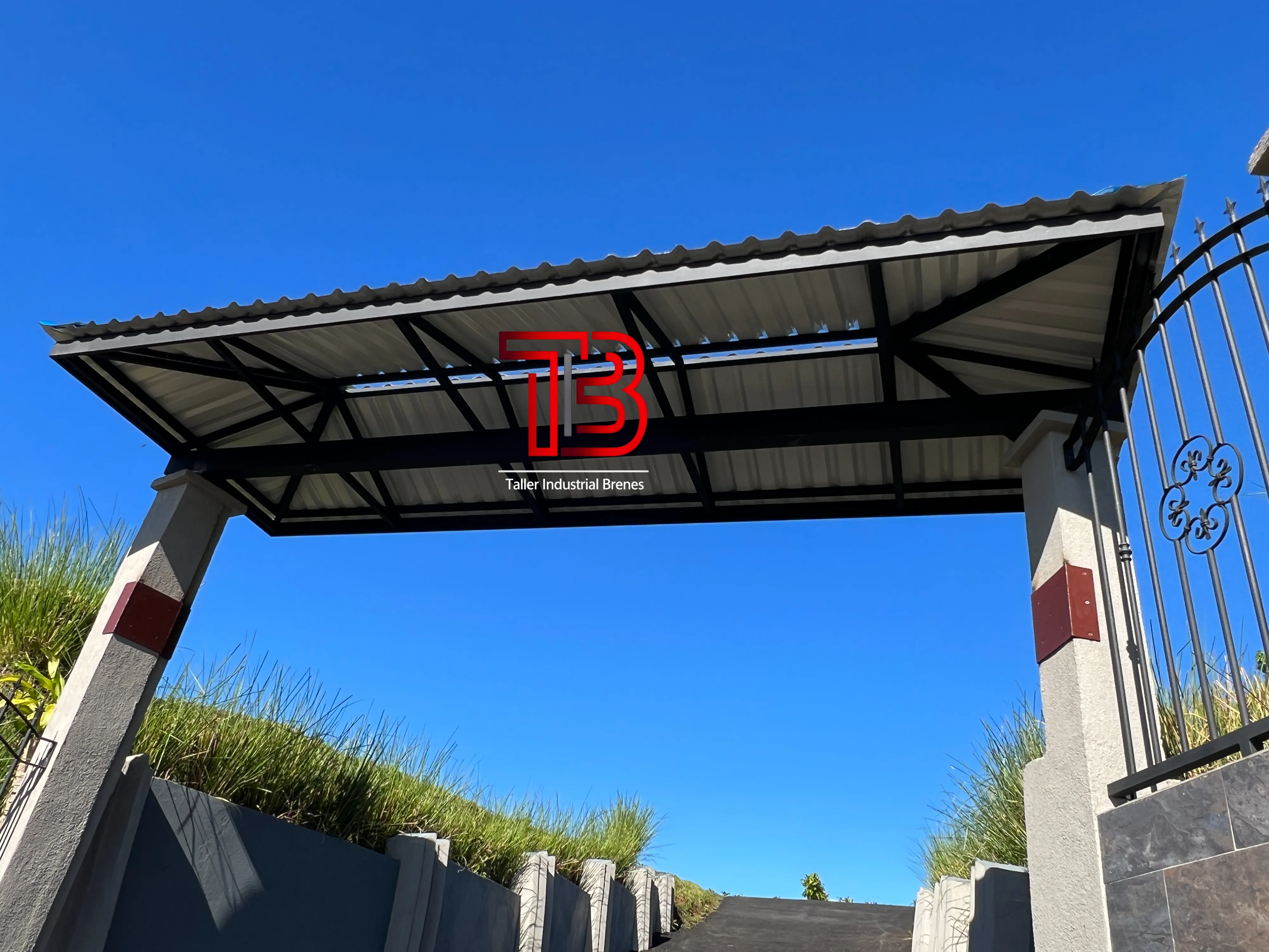 Fabricación y Montaje de Techo Estructural para Acceso Principal - Vista 2