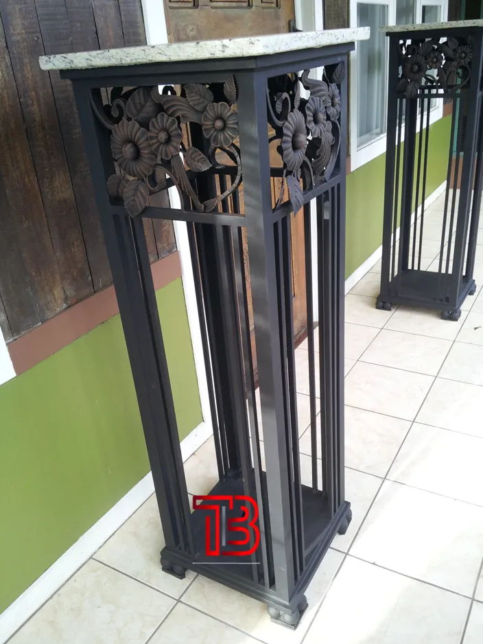 Pedestal Decorativo de Hierro Forjado con Diseño Floral y Tope de Granito
