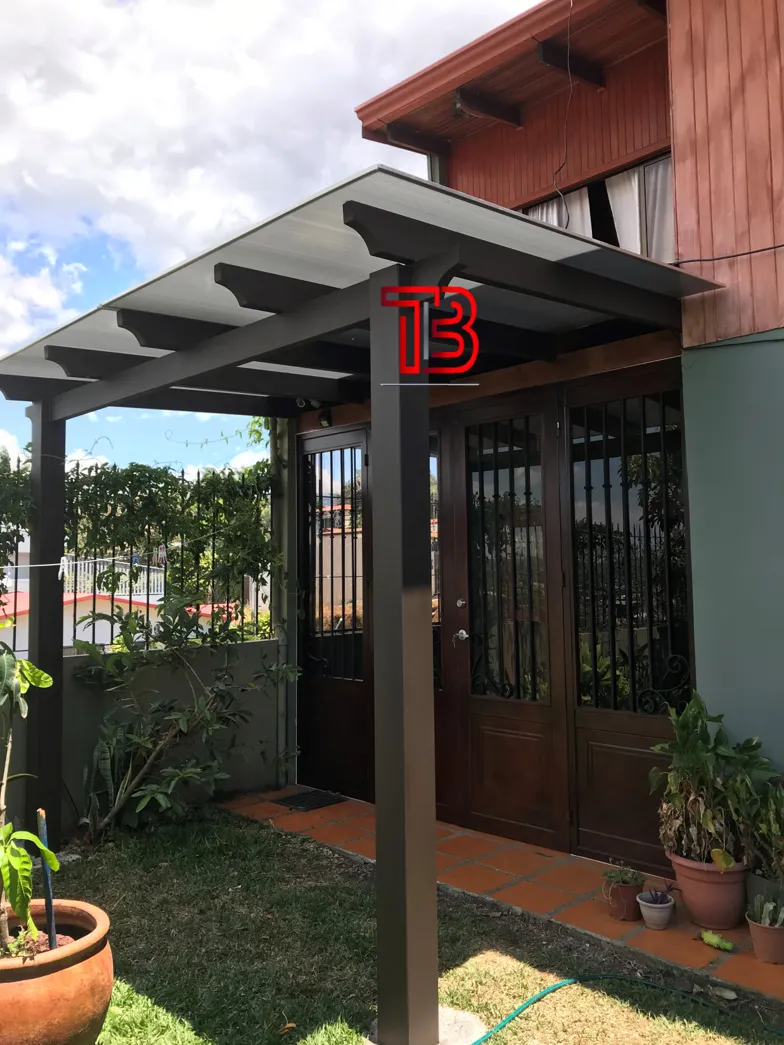Pérgola para Terraza en Estructura Metálica Café con Cubierta Ligera