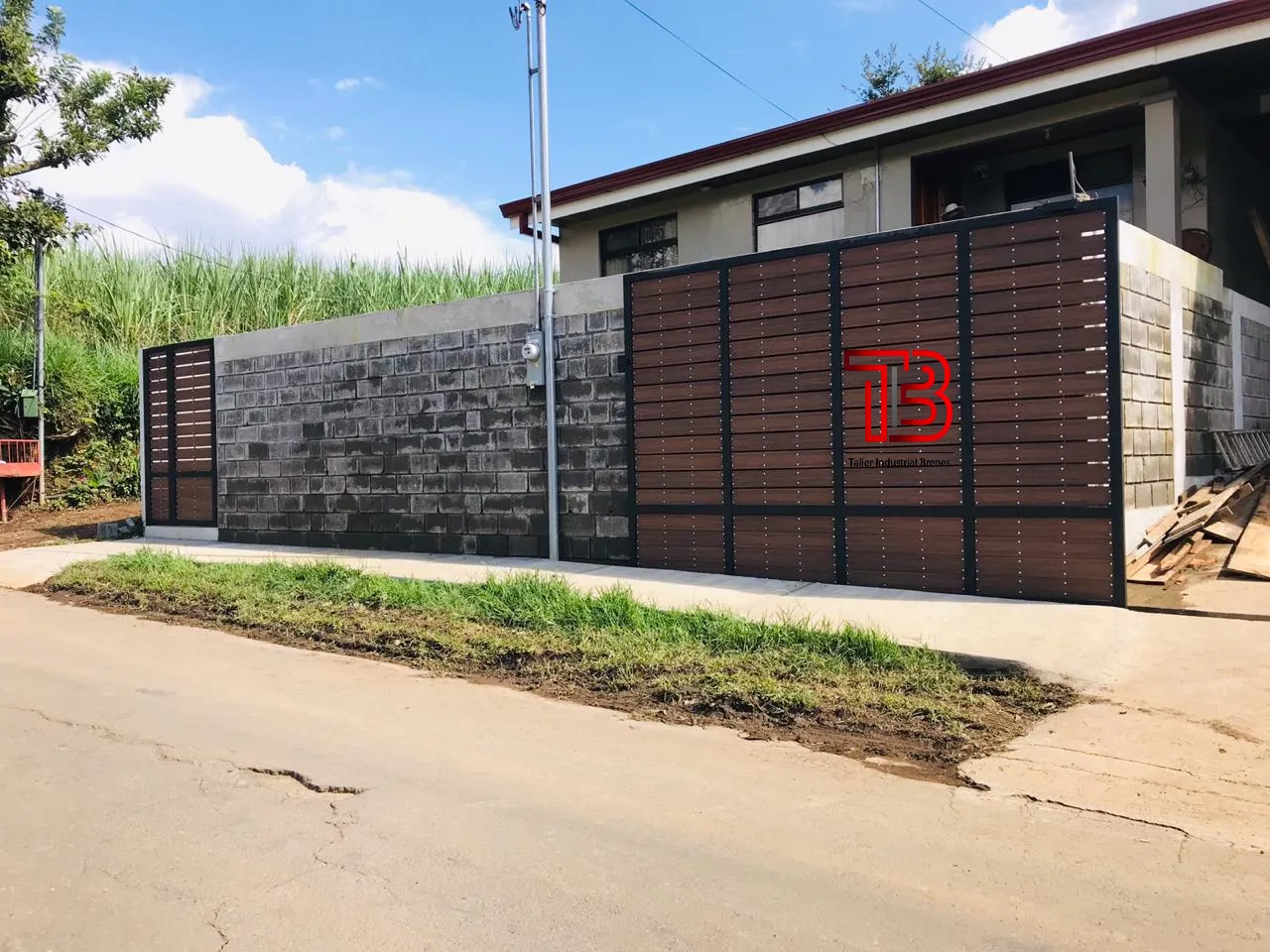 Portón Corredizo Perimetral de Privacidad en Metal y Acabado Madera - Vista 1