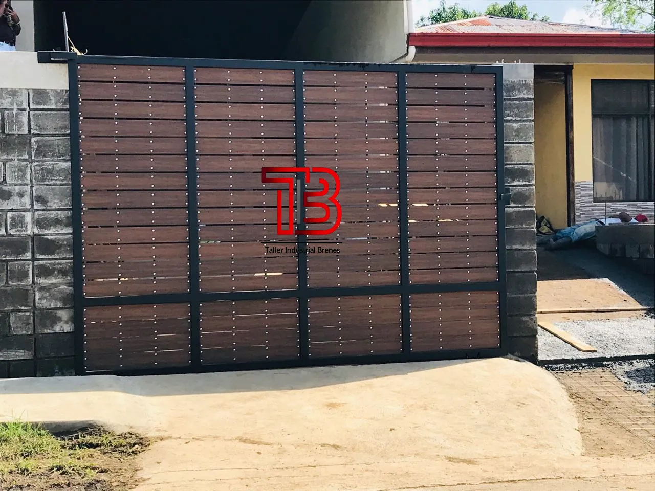 Portón Corredizo Perimetral de Privacidad en Metal y Acabado Madera - Vista 2