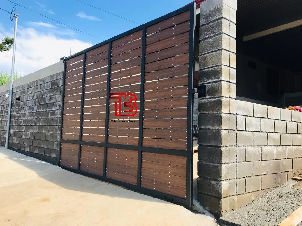 Portón Corredizo Perimetral de Privacidad en Metal y Acabado Madera - Vista 3