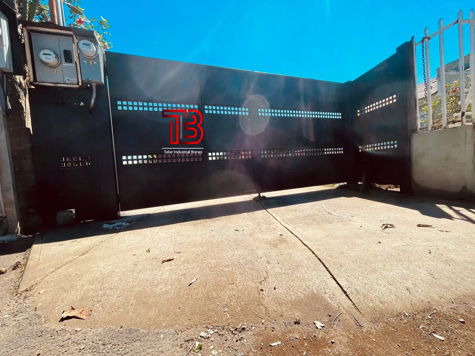 Portón Corredizo de Seguridad en Negro Mate con Franjas Perforadas Decorativas - Vista 2