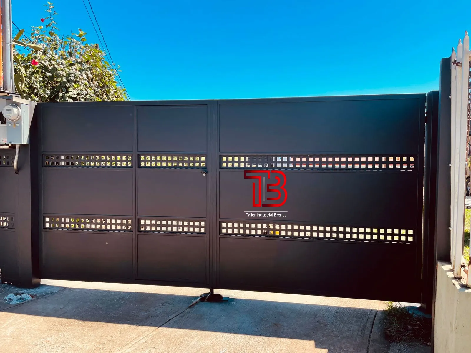 Portón Corredizo de Seguridad en Negro Mate con Franjas Perforadas Decorativas - Vista 1