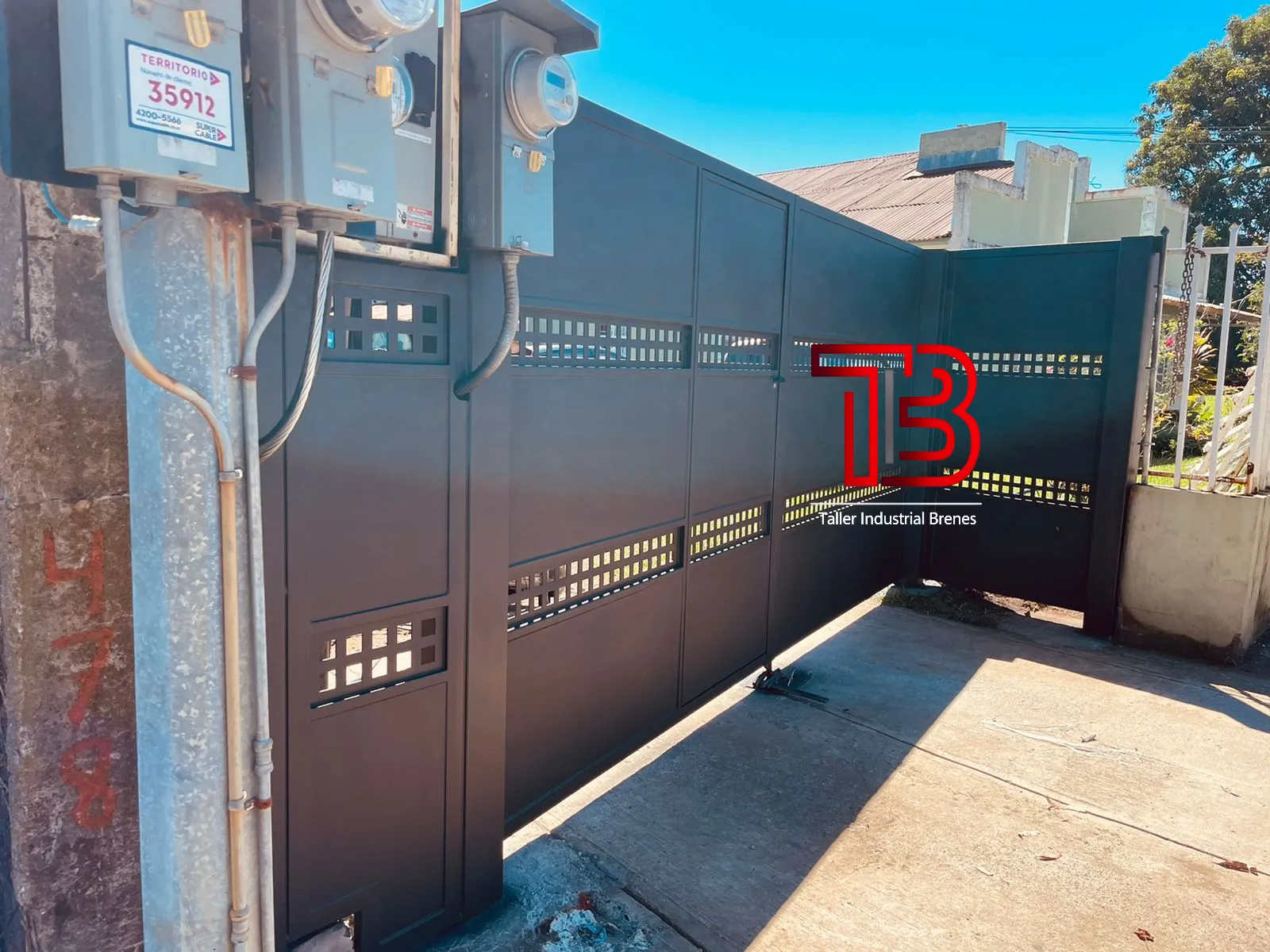 Portón Corredizo de Seguridad en Negro Mate con Franjas Perforadas Decorativas - Vista 3