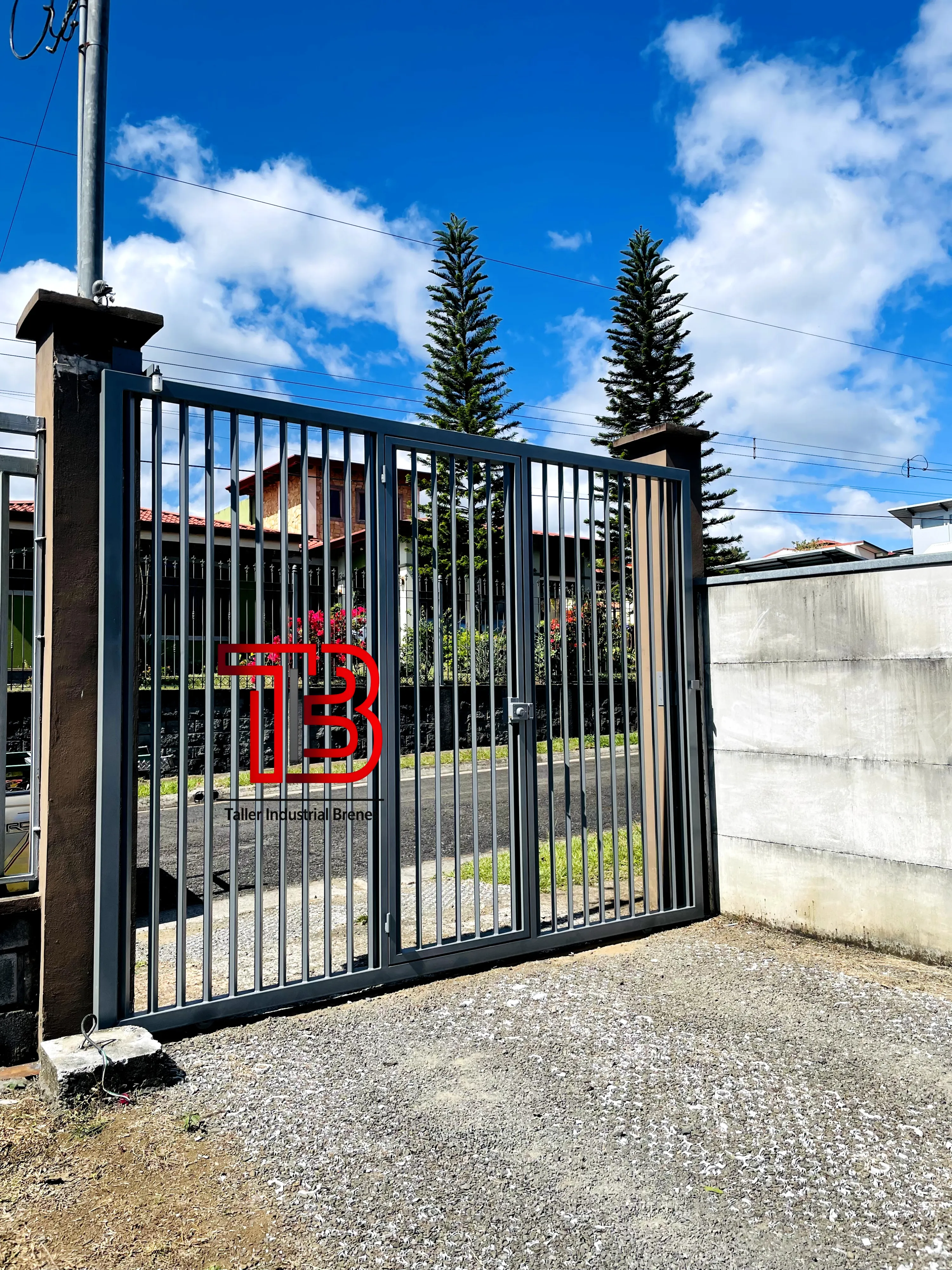 Portón Vehicular de Doble Hoja Abatible con Diseño de Barrotes Verticales - Vista 2