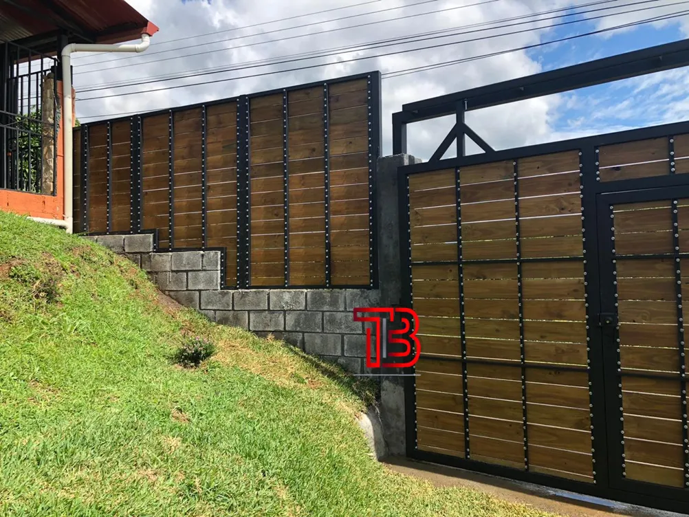Portón y Verja Perimetral Estilo Industrial en Madera y Metal con Remaches
