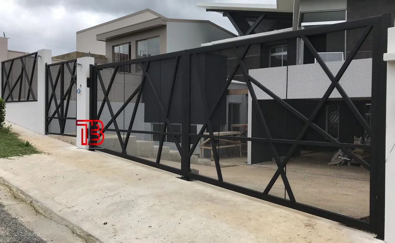 Portón Corredizo Moderno con Diseño Geométrico Irregular y Malla