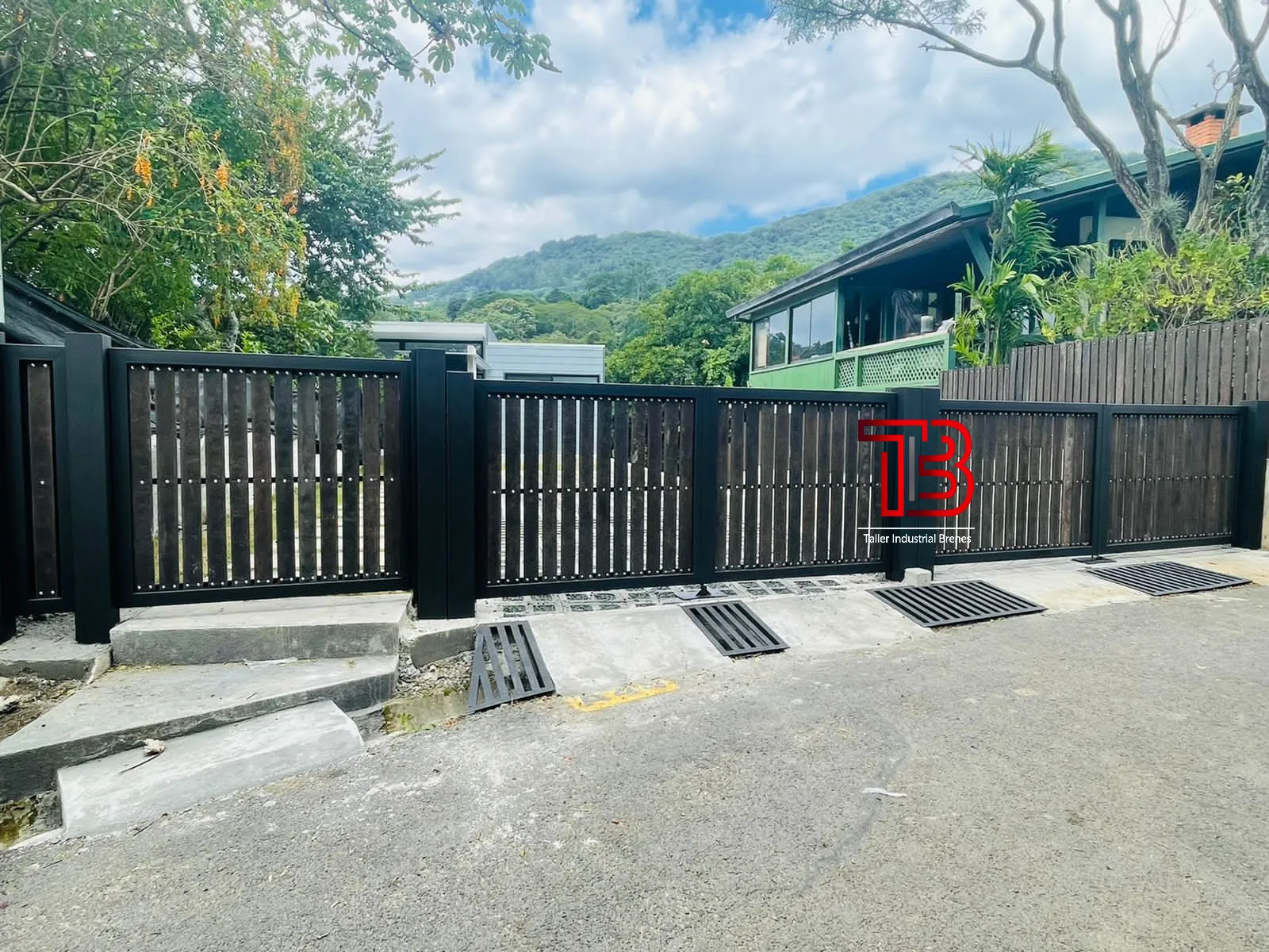 Portón Vehicular Doble Abatible (Apertura Exterior) con Puerta Peatonal