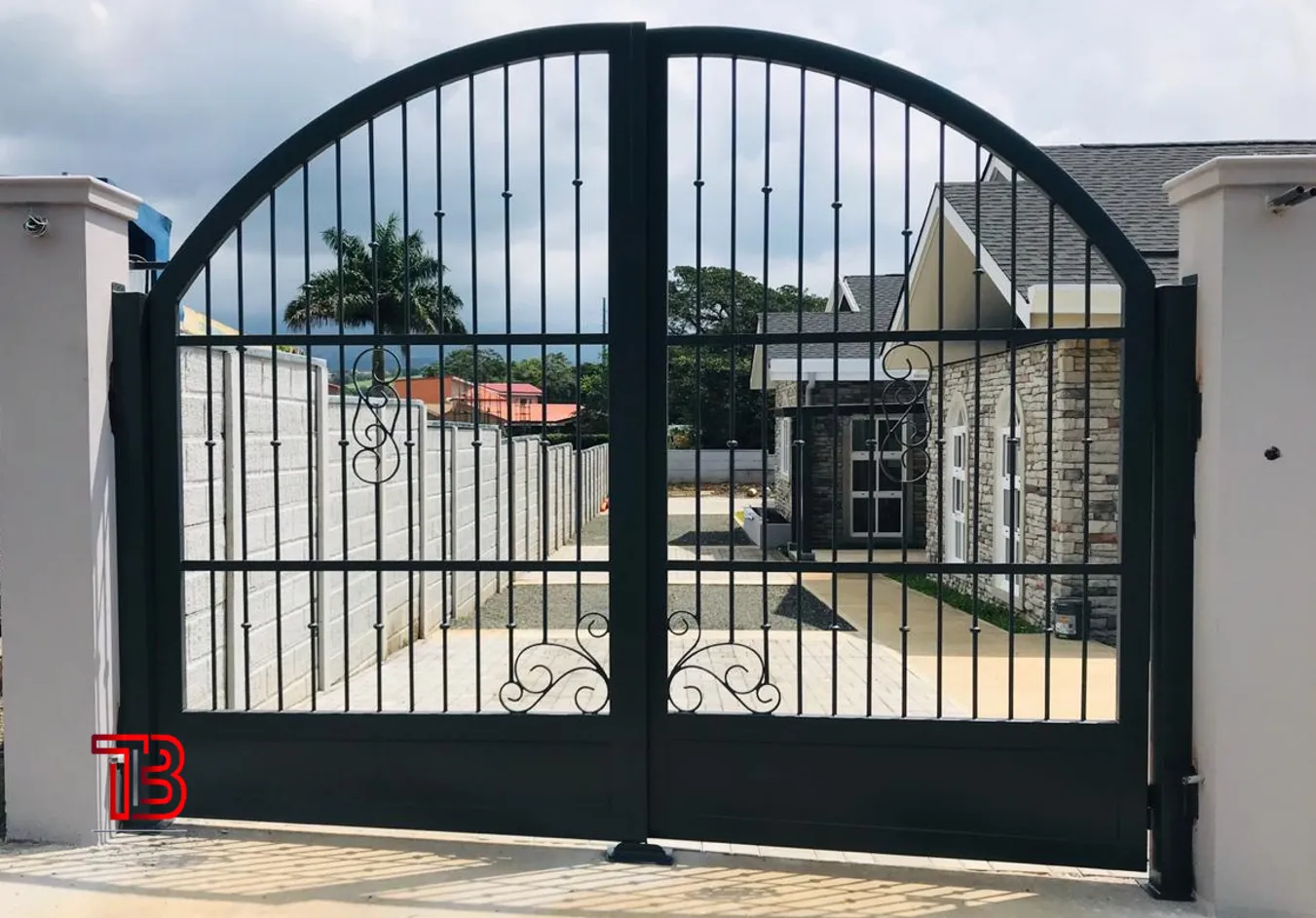 Portón Vehicular de Doble Hoja con Arco Superior y Reja Clásica