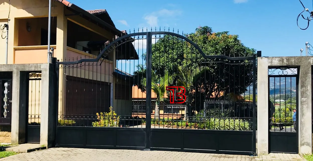 Portón Principal Vehicular Estilo Clásico con Arco y Puerta Peatonal