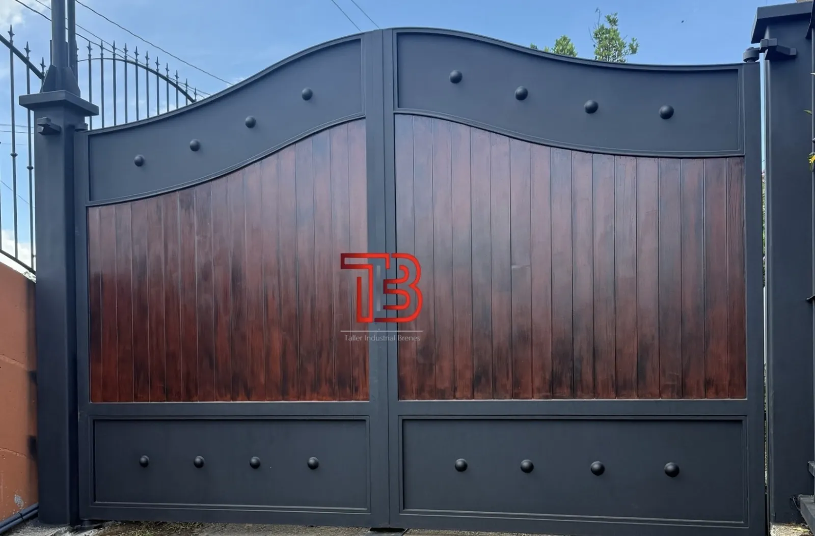 Portón Vehicular Metal y Madera