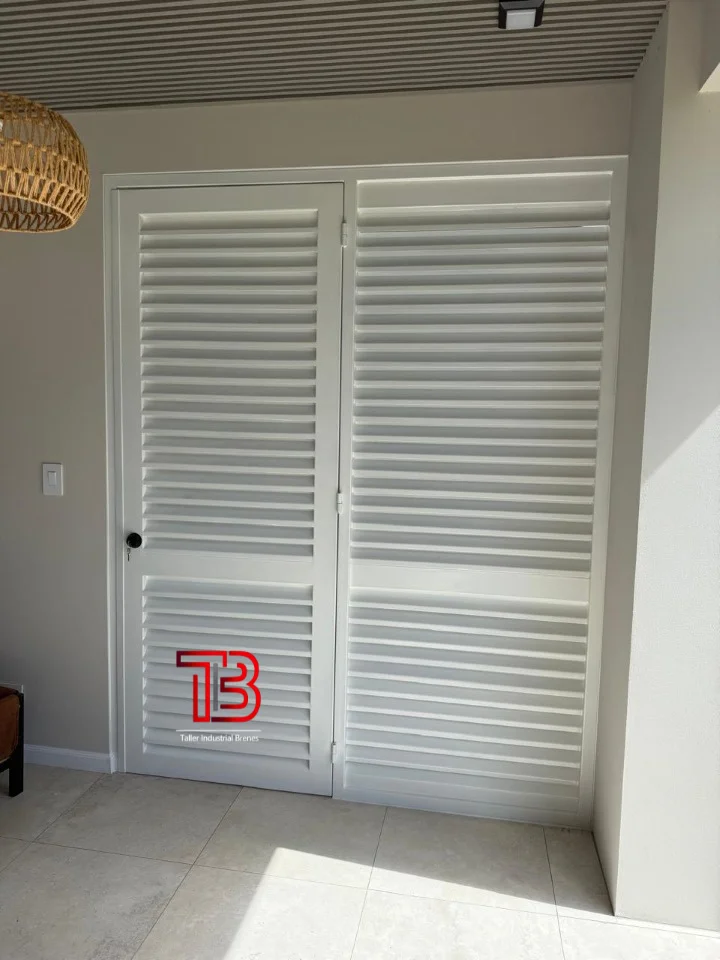 Puerta Metálica Blanca Tipo Persiana para Ventilación y Cuartos de Pilas - Vista 2