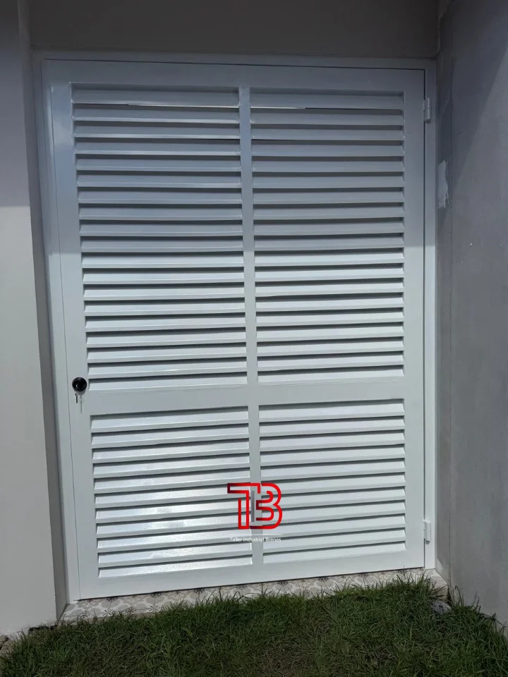 Puerta Metálica Blanca Tipo Persiana para Ventilación y Cuartos de Pilas - Vista 1