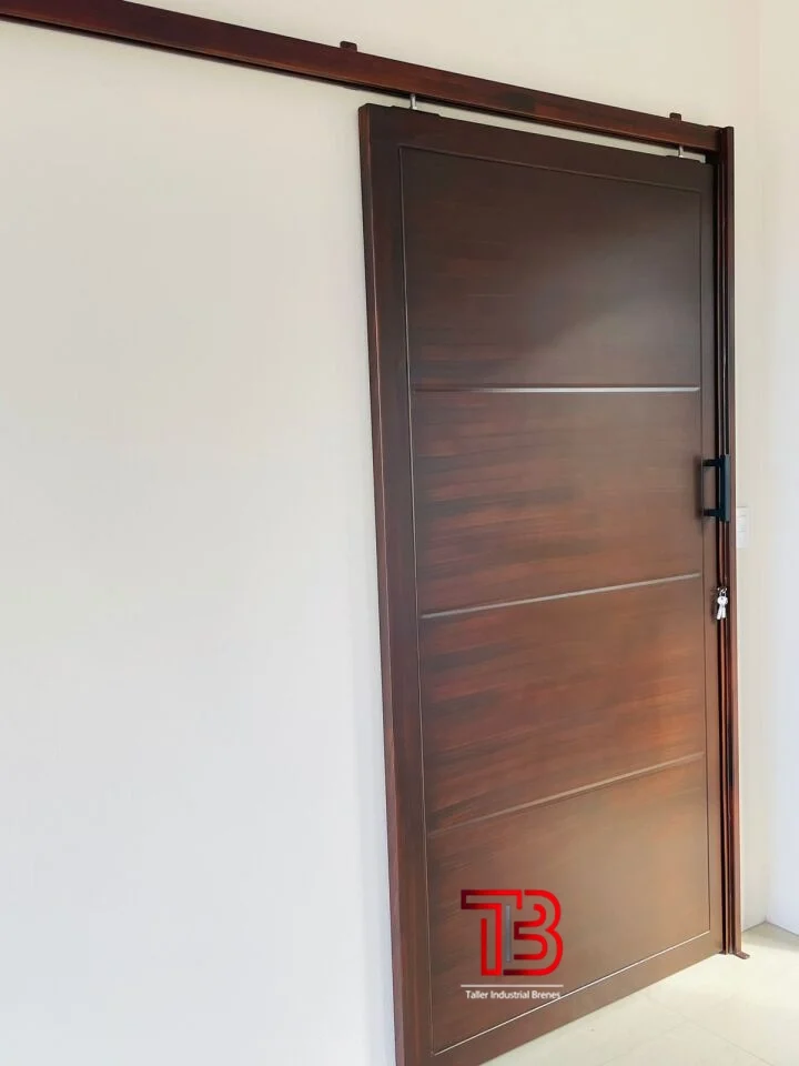 Puerta Corrediza Metálica Tipo Granero con Riel Expuesto y Acabado Madera