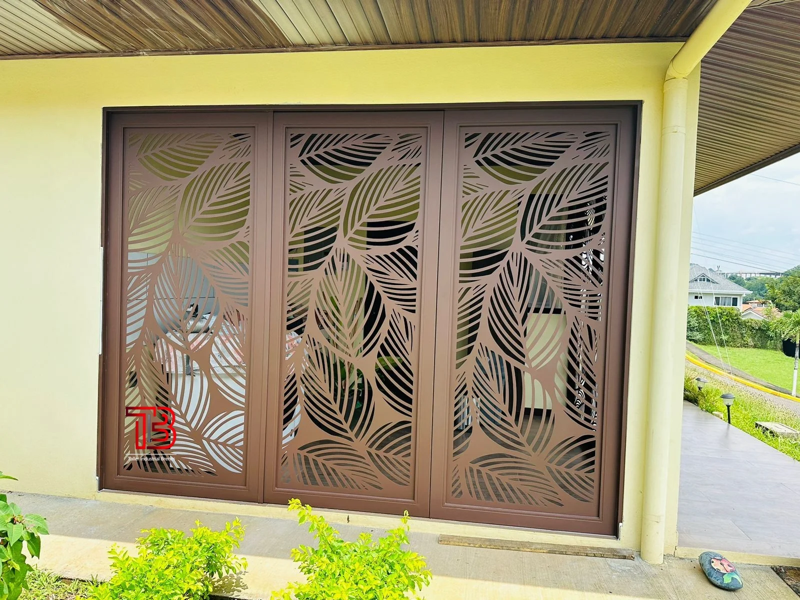 Puerta Corrediza de Tres Hojas con Diseño de Hojas Naturales en Corte 