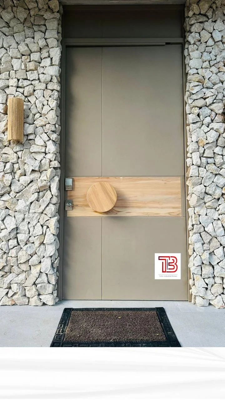 Puerta de Entrada Estilo Japandi Minimalista con Manija Circular de Madera
