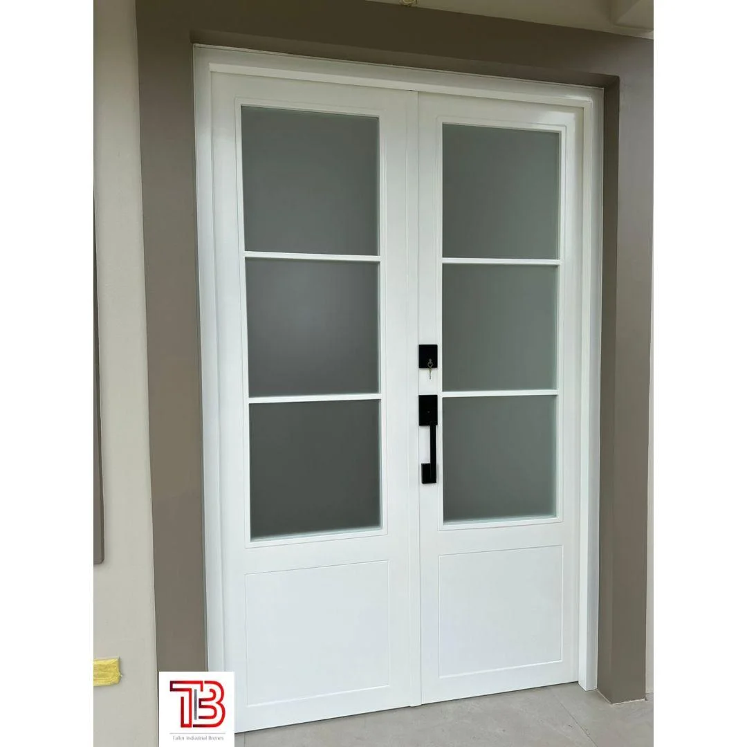 Puerta Doble Blanca Estilo Francés con Vidrio Satinado y Herrajes Negros