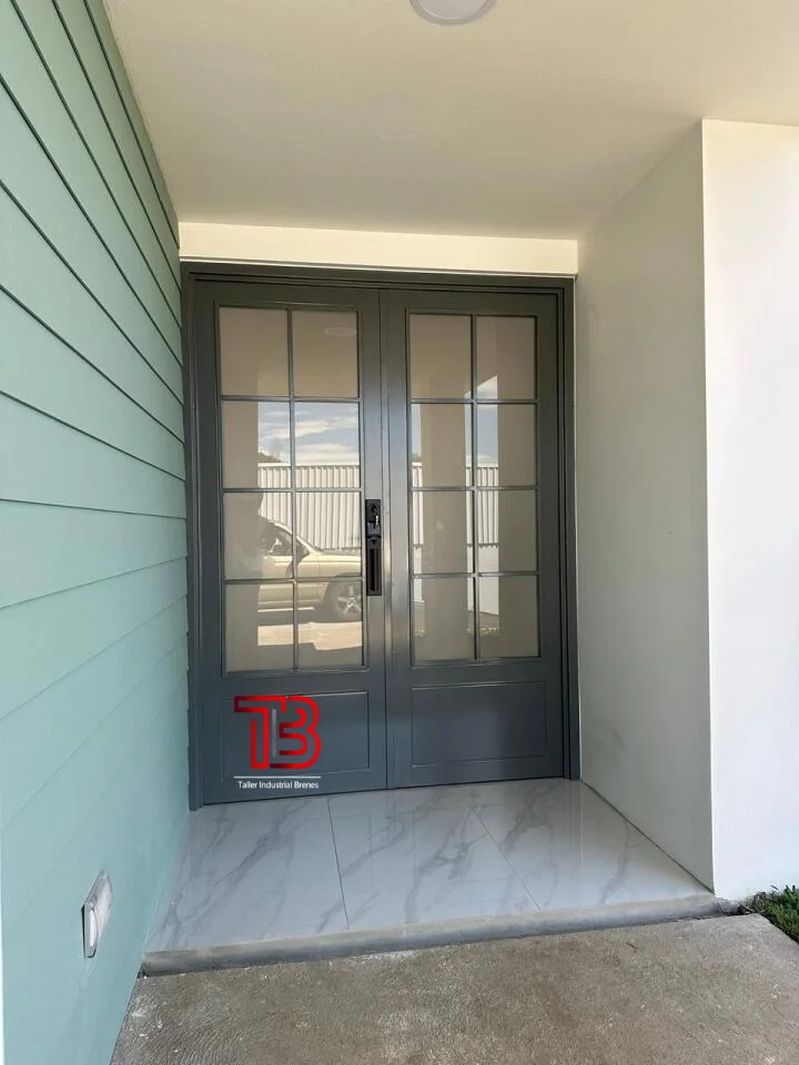 Puerta Doble Estilo Francés en Gris con Vidrios Cuadriculados