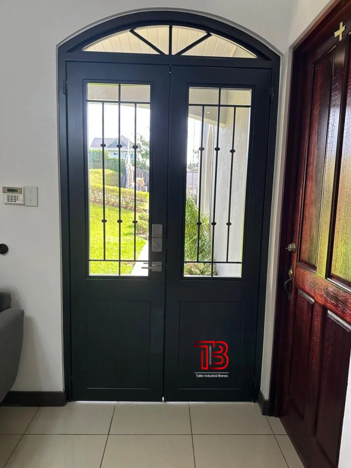 Puerta Principal Doble de Metal Negro con Arco y Vidrios de Seguridad