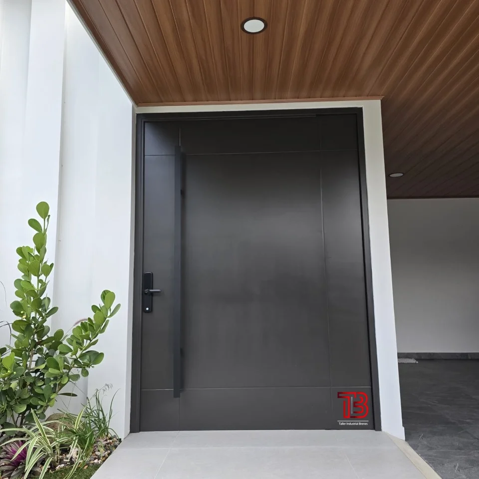 Puerta Pivotante Moderna de Gran Formato en Gris con Manija Vertical