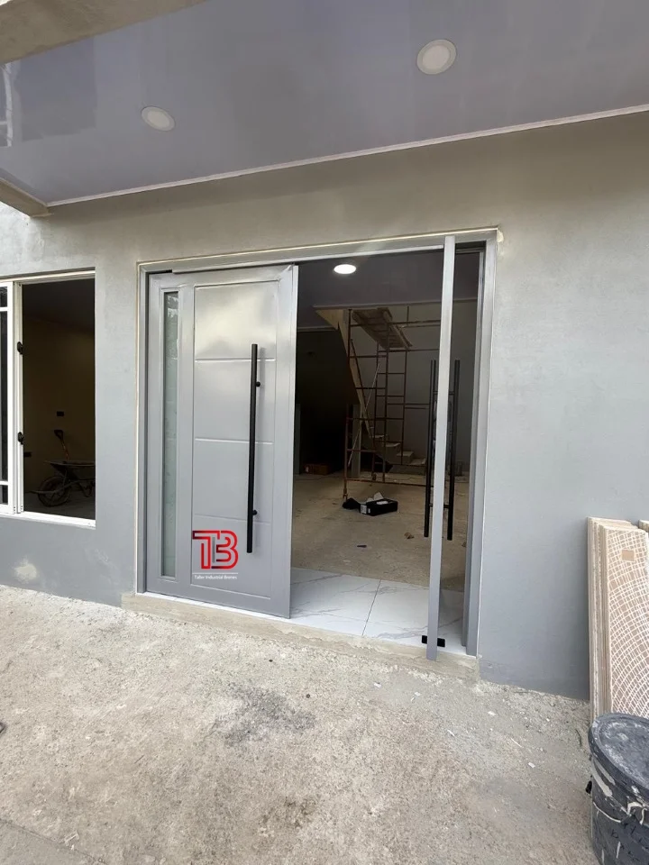 Puerta Doble de Entrada Principal en Gris con Manijas Tubulares Industriales