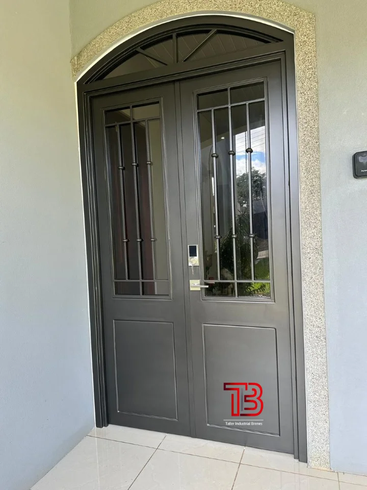 Puerta de Entrada Principal Doble con Arco y Diseño Clásico de Seguridad