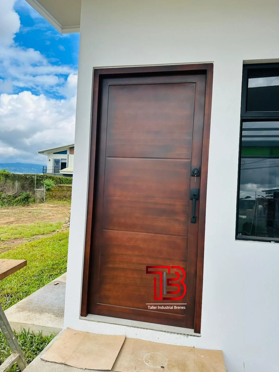 Puerta Exterior Metálica Acabado Madera Rojiza de Seguridad