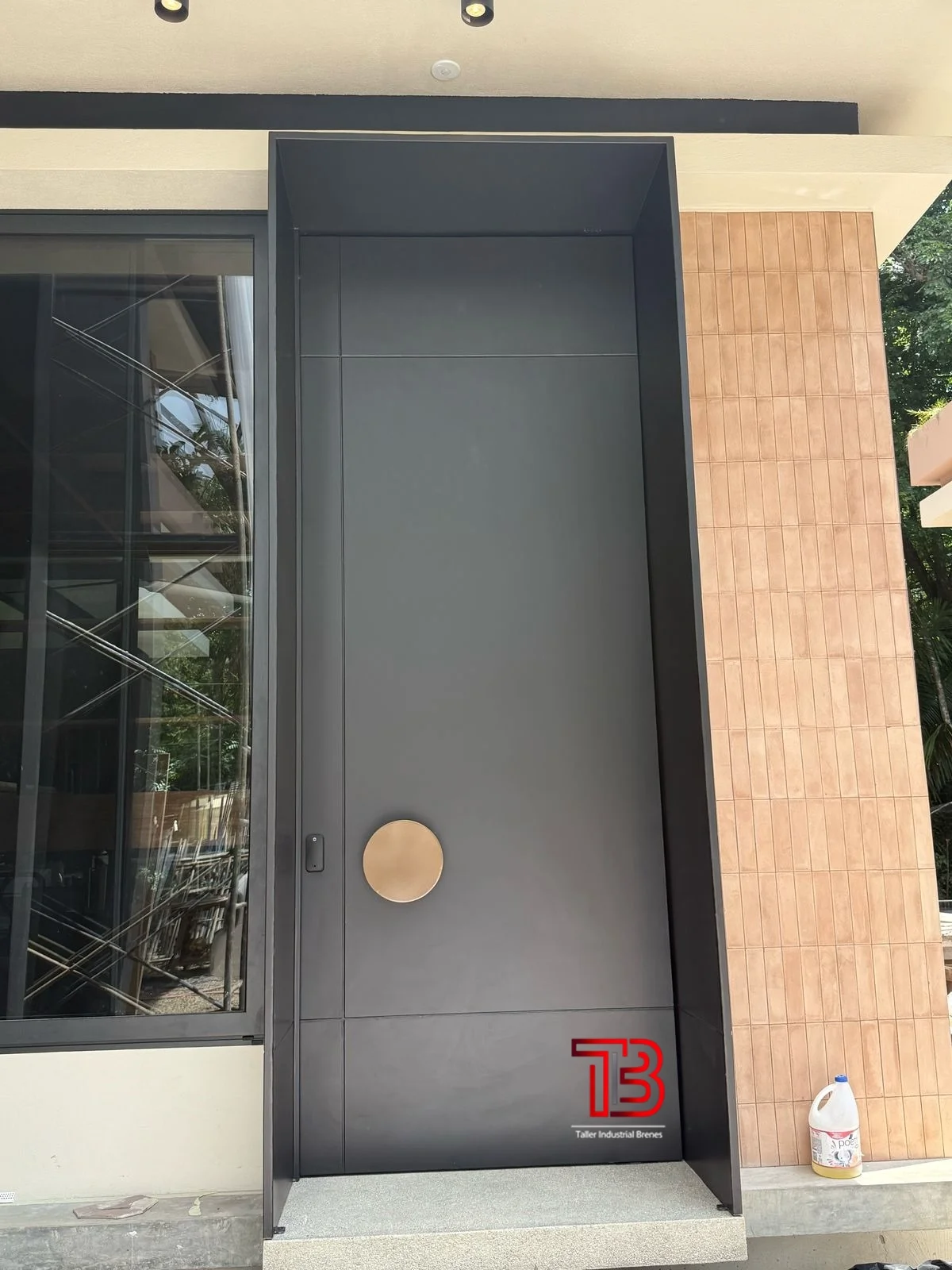 Puerta Exterior Minimalista de Acero Negro con Diseño Arquitectónico