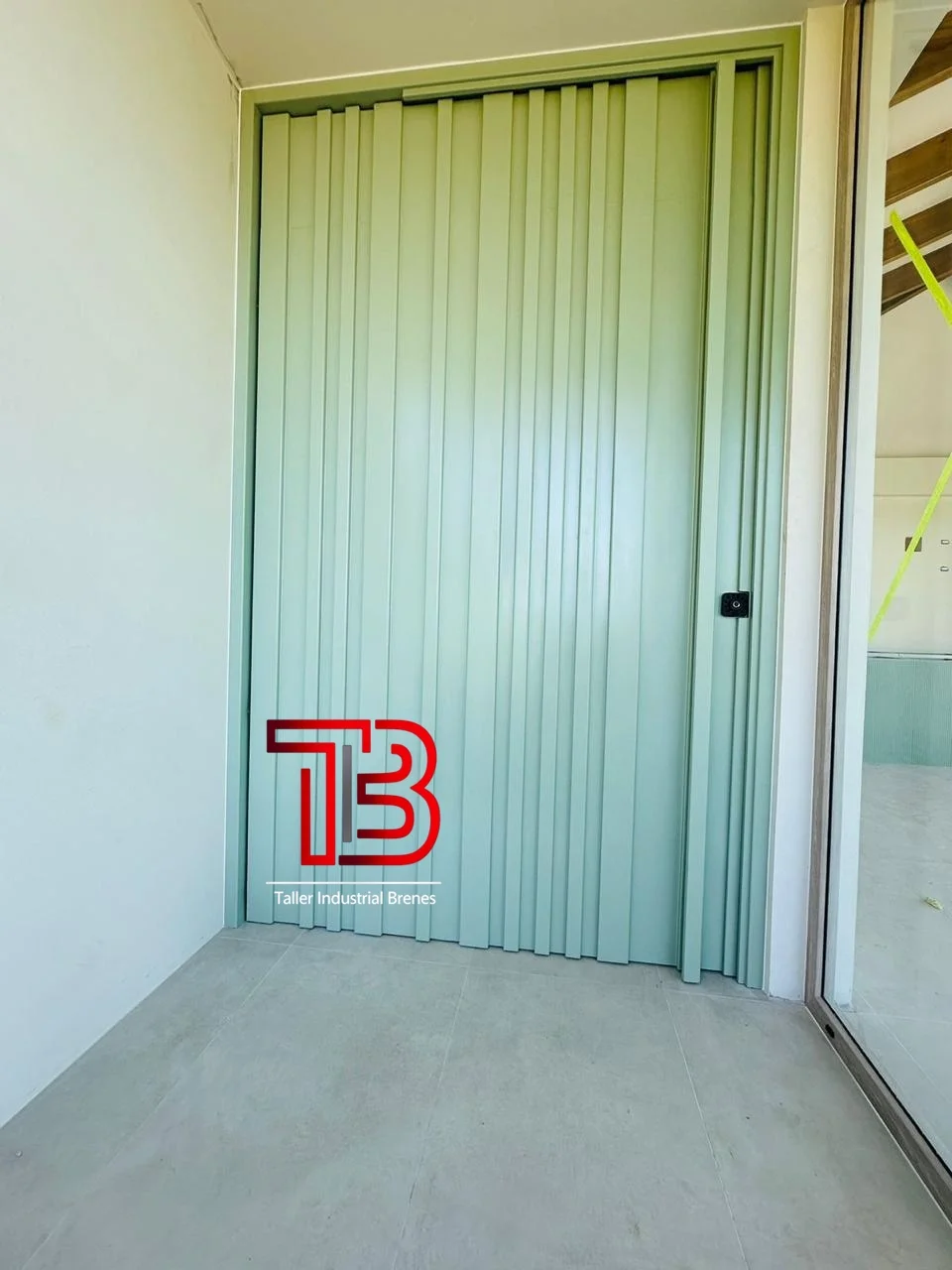 Puerta Interior Verde Menta con Diseño de Listones Verticales