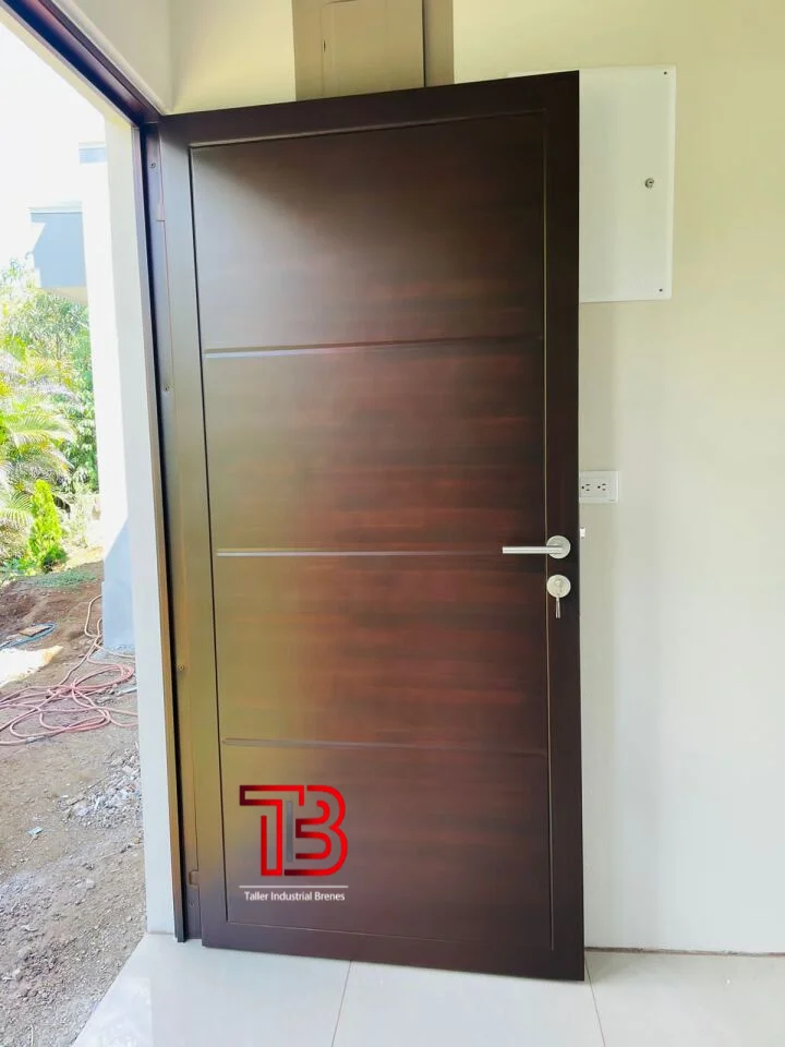 Puerta Metálica de Seguridad con Acabado Imitación Madera Oscura